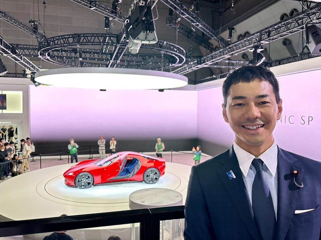 山本左近さんのインスタグラム写真 - (山本左近Instagram)「東京ビックサイトで行われている 『JAPAN MOBILITY SHOW 2023』へ。  2019年の東京モーターショー以来約4年ぶりの開催。  東京モーターショーから Japan Mobility Show2023と名称を変更、 更に進化していて素晴らしかったです。  一歩会場へ入るとワクワクの連続。  最新モビリティや技術・サービスが一堂に集まり、 体感できる空間に圧倒されました。  「乗りたい未来を、探しにいこう！」という キャッチフレーズの通り、 沖縄で生産される小型自動車や、 バイオ・合成燃料や水素などの脱炭素燃料への取り組み、 手だけで加減速もできるハンドル、 自動運転タクシーや体で動く乗り物など 近未来に乗りたい車がたくさんありました！  限られた時間で全てを回ることができなかったのが 悔やまれますが、 是非多くの皆さんにも体感いただきたいです。  【JAPAN MOBILITY SHOW 2023】 📍場所 東京ビッグサイト  🗓️日程  〜11月5日（日）  ⌚️時間 9〜19時（最終日は18時終了）  #japanmobilityshow #ジャパンモビリティーショー #jms2023 #東京ビッグサイト #TOYOTA #Honda #MAZDA #AIM」11月2日 18時10分 - sakon_yamamoto