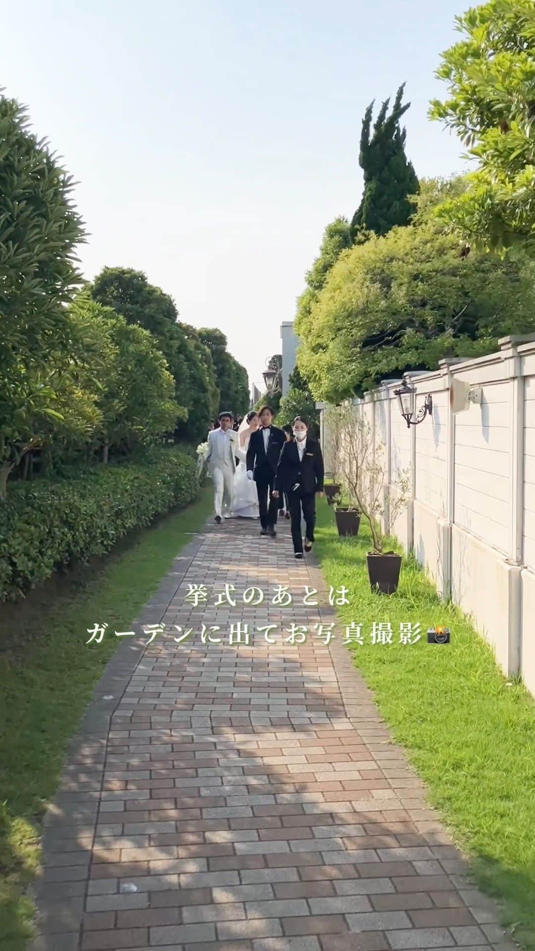 のインスタグラム：「. 挙式の後はガーデンでお写真撮影を📸  ご家族も一緒に撮影して、 思い出の1枚を残しましょう✨ . ——————— @kazoku_wedding をフォローして、 #家族挙式 でお写真を投稿してくださいね＊* ———————— . “家族挙式ベスト“なら 【挙式・衣裳・美容・写真】が含まれた プランが99,000円〜叶います＊ ▽予約はTOPのリンクから❁ >>> @kazoku_wedding  -—————— #家族挙式 #ベストアニバーサリー #家族 #Family  #bestanniversary #少人数婚#ウェディング #結婚式準備#結婚式 #フォトウェディング #プレ花嫁 #卒花#日本中のプレ花嫁さんと繋がりたい #花嫁#卒花嫁#国内挙式 #ウェディングドレス #プラコレ #DRESSY花嫁 #結婚式場 #家族婚 #少人数結婚式 #関東花嫁 #千葉花嫁 #結婚式場探し #結婚準備 #撮影構図 #ガーデン #セントアクアチャペルTOKYOBAY」