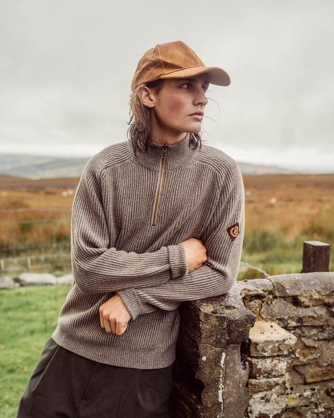 ヘンリロイドのインスタグラム：「THE BRIXAM KNIT.  The Brixam knit is a medium to heavy-weight RWS merino wool-blend half-zip jumper. Crafted with the vanisé knitting technique, it boasts a unique three-dimensional texture in contrasting charcoal and sand shades.   80% of the jumpers composition sourced from responsible merino wool and 20% from recycled polyamide obtained from discarded fishing nets. It features the iconic Henri-Lloyd diamond embroidered logo on the left sleeve, a YKK antique brass zip, a heritage triangular zip puller, and a 9-gauge fisherman Vanisé rib knit. The relaxed fit is enhanced by a ribbed neck, cuffs, and hem detailing.  #henrilloyd」