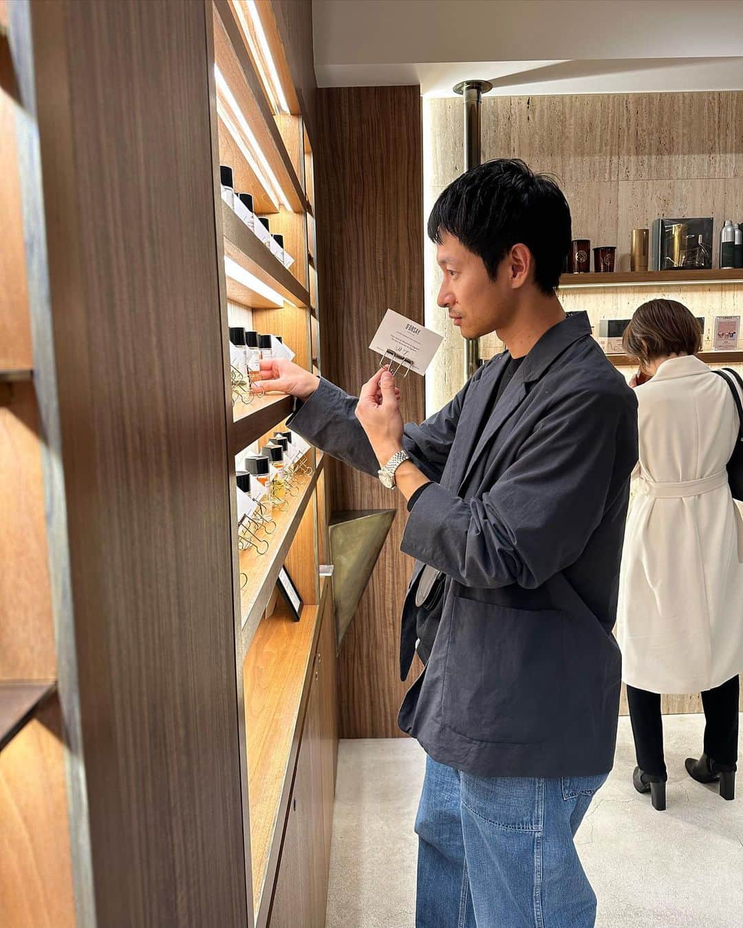 安井達郎さんのインスタグラム写真 - (安井達郎Instagram)「最近、香りもファッションの一部だなあと、香水に興味が出てきまして、好きなものを探しに @dorsay.japan へ行ってきました。 店内に入るといい香りが広がり、美しいディスプレイにうっとり。スタッフさんの丁寧な案内のもと、好みのミント とフランキンセンスが印象的なW.T.をセレクトしました。 この香水とともに今冬、いい香りのする男を目指したいと思います🍀  @dorsay.japan  #DORSEY #ドルセー #pr」11月2日 18時20分 - tatsuroyasui