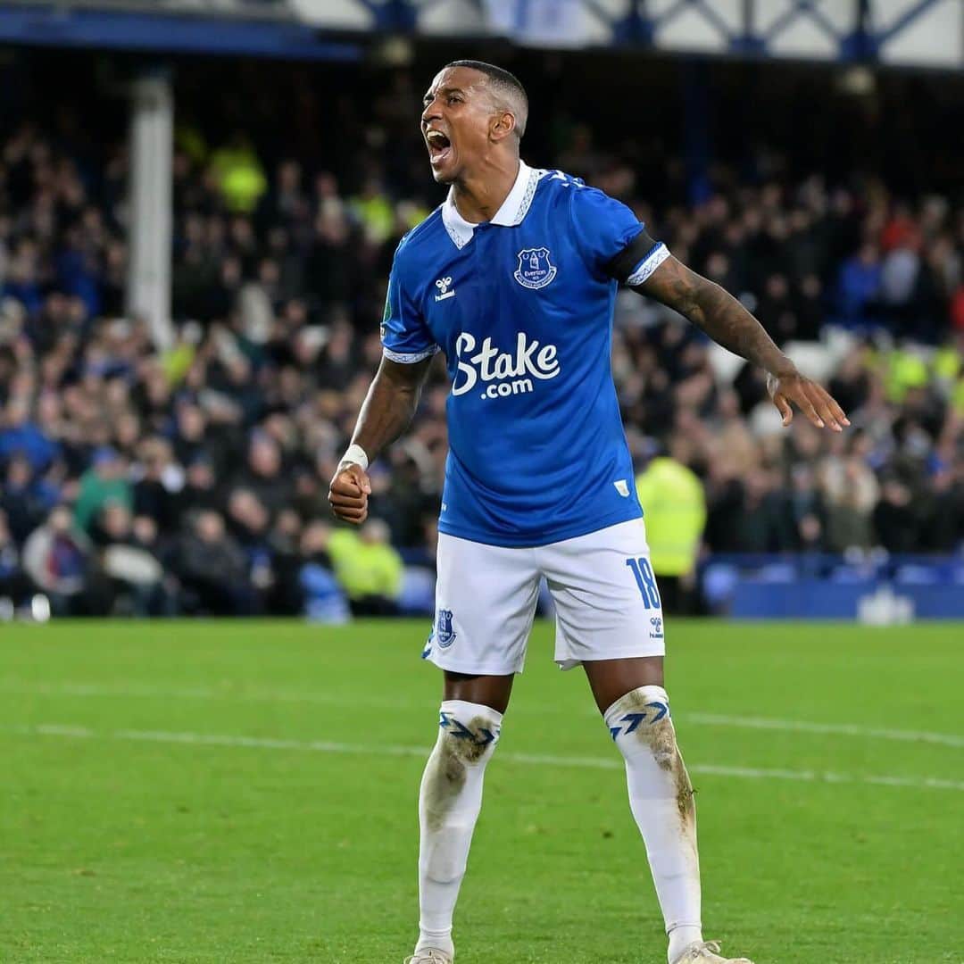 アシュリー・ヤングのインスタグラム：「Firstly RIP Mr Chairman, that was for you last night 🙏🏾💙   Secondly into the next round with a Clean Sheet and a Poachers Finish😉⚽️🤘🏾🍷」
