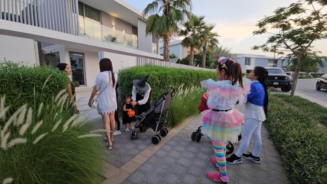 与沢翼さんのインスタグラム写真 - (与沢翼Instagram)「ご近所さん巡り。チョコレートもらってきました☺️子供達が嬉しそうで、良かったです。」11月2日 18時14分 - tsubasayozawa