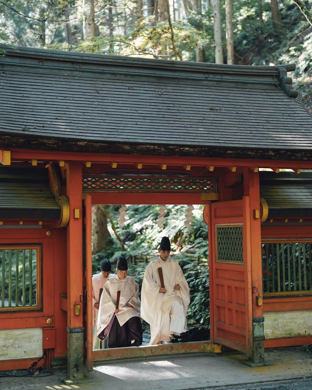 貴船神社のインスタグラム：「秋季御更衣祭  御更衣祭とは神様のお召し物を替えていただく祭儀で、本宮・奥宮の両殿御内陣にて新しい神御衣（かんみそ）を奉献します。」