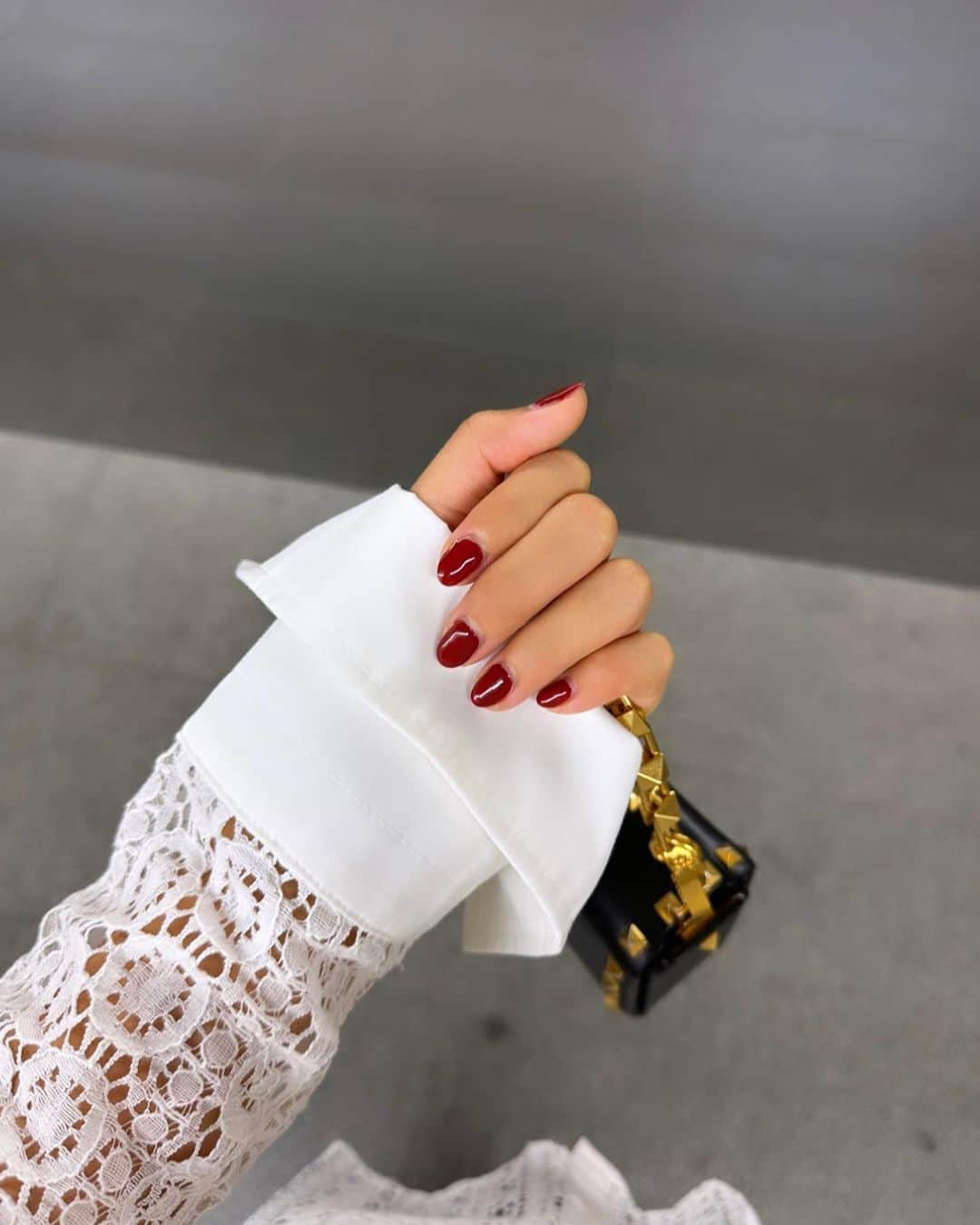 水田あゆみのインスタグラム：「セルフジェルネイル💅  だけどカラーはマニキュアでやっちゃう。  一回ハマると半年くらいは同じ色です✌️ 今は赤がすき。  @revlon  @revlonjapan   自然派由来のマニキュアだから爪への負担軽減。  REVLON / 014 RED AND REAL💅  #revlon#revlonjapan」