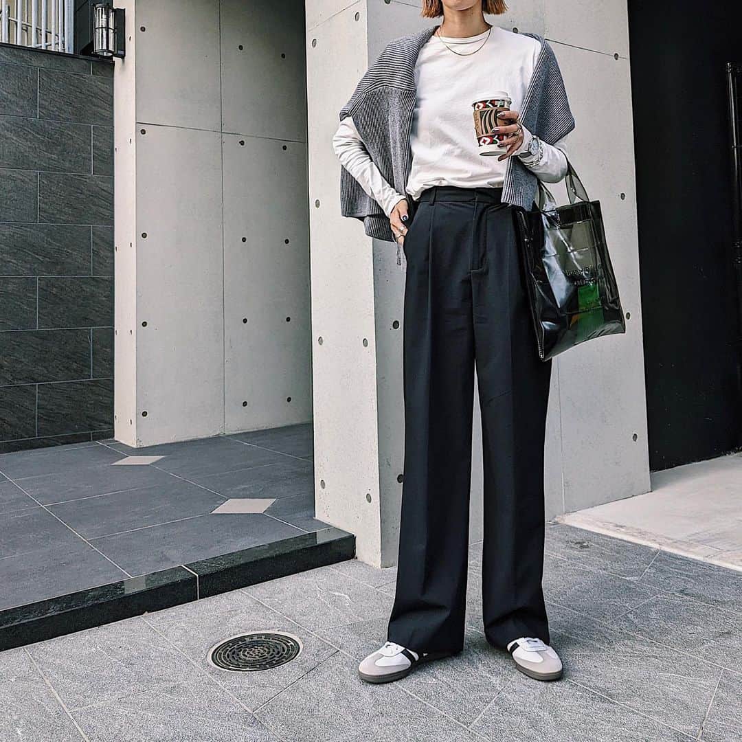 maai0528のインスタグラム：「〻👶🏻🐩🍨🥤 Ｏotd‥💙 昼間暑くて 何着たらいいか迷い ニットなんか肩にかけてみた。 ． ． ． #fashion #ZARA #SLY #adidas #beautifulpeople」