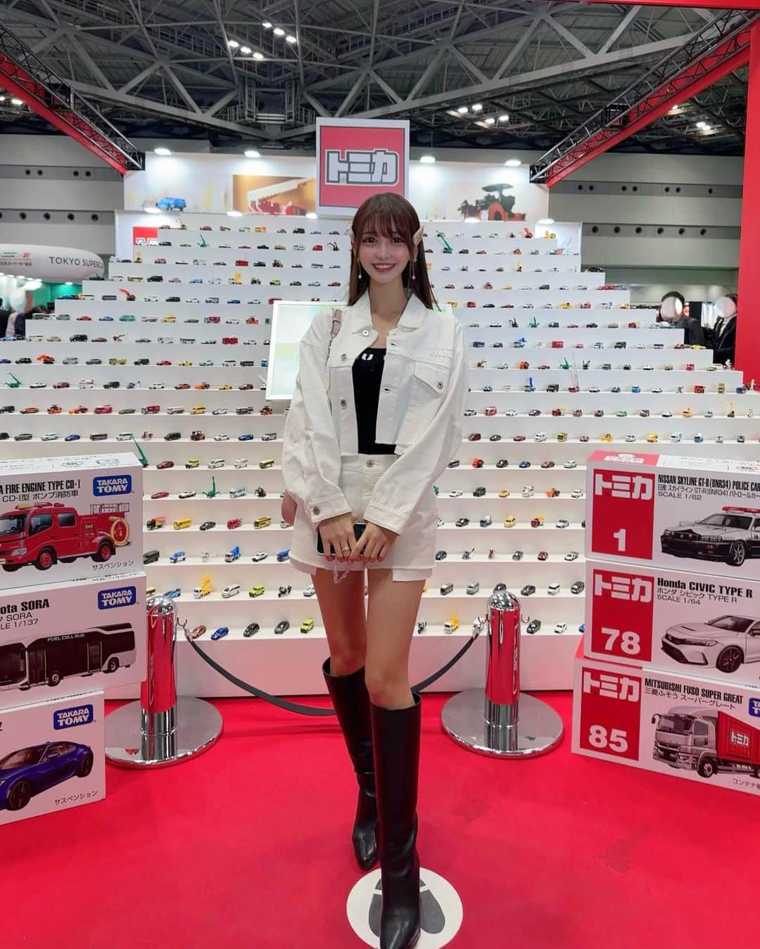 MAYUさんのインスタグラム写真 - (MAYUInstagram)「. Japan Mobility Show 2023に行ってきた🚗🚁🌏✨ 車だけじゃなく、ロボットもたくさん！！🤖 . 色んなブースがあって面白かったよ〜！ 未来を感じで楽しかった😆✨ 技術はとっても進歩してて、沢山の人の知識や努力が感じられて感動した🥹👏🏻 . トミカの山が凄くて、子供の列が途切れた時に 私もちゃっかり撮ってもらった✌🏻💕 . たくさん歩いて疲れたので、途中休憩も🍹🫧 . 平日だったけど人がたくさんで熱気もすごくて暑かったので 11月なのに上着無しのノースリーブでも全然平気なくらいだったよ🤣💫 . . #ジャパンモビリティショー#ジャパンモビリティショー2023#トミカ#東京ビッグサイト#ミュウミュウ#japanmobilityshow#japanmobilityshow2023#tomica#lexus#toyota#mazda#mercedesbenz#mercedes#japan#tokyo#miumiu#valentino#maisonvalentino」11月2日 18時17分 - mayu.kina_golf