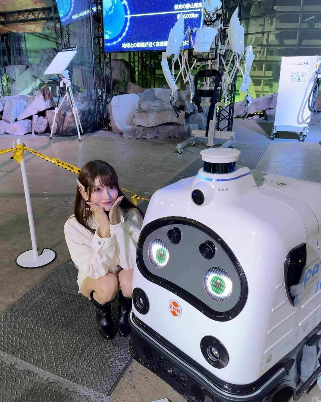 MAYUさんのインスタグラム写真 - (MAYUInstagram)「. Japan Mobility Show 2023に行ってきた🚗🚁🌏✨ 車だけじゃなく、ロボットもたくさん！！🤖 . 色んなブースがあって面白かったよ〜！ 未来を感じで楽しかった😆✨ 技術はとっても進歩してて、沢山の人の知識や努力が感じられて感動した🥹👏🏻 . トミカの山が凄くて、子供の列が途切れた時に 私もちゃっかり撮ってもらった✌🏻💕 . たくさん歩いて疲れたので、途中休憩も🍹🫧 . 平日だったけど人がたくさんで熱気もすごくて暑かったので 11月なのに上着無しのノースリーブでも全然平気なくらいだったよ🤣💫 . . #ジャパンモビリティショー#ジャパンモビリティショー2023#トミカ#東京ビッグサイト#ミュウミュウ#japanmobilityshow#japanmobilityshow2023#tomica#lexus#toyota#mazda#mercedesbenz#mercedes#japan#tokyo#miumiu#valentino#maisonvalentino」11月2日 18時17分 - mayu.kina_golf