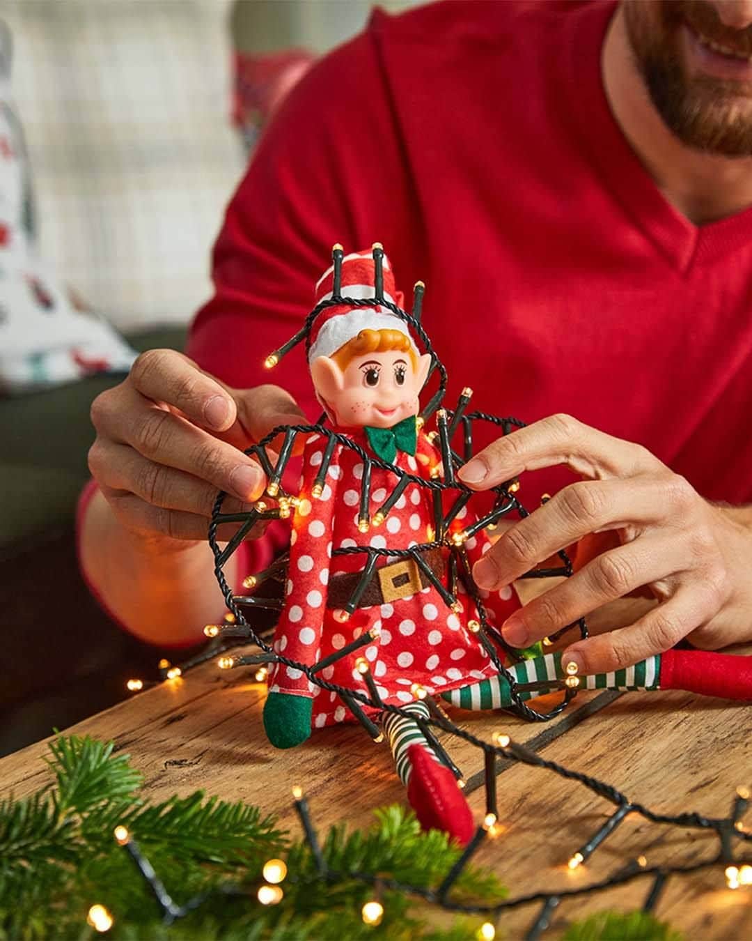 auchan_franceのインスタグラム：「En attendant Noël, faites-vous un malin plaisir à mettre en scène les bêtises du célèbre lutin farceur pendant la nuit 🎄  Vos enfants vont adorer les découvrir au petit matin 😍  💬 Comment allez-vous appeler le vôtre ?   #Auchan #Noel #Lutin」