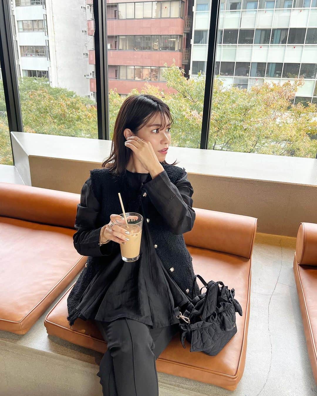 吉田奈央のインスタグラム：「寒くても一年中アイスだZ🧊笑  ブラックコーデにスニーカーの日👟  相棒は @sahabyelliee のバッグ♡  これめちゃくちゃ可愛くないですか？😍  フリルだけど甘すぎず大人っぽくもてる優勝品！  本命でもサブとしても両方使えるのが嬉しいところ です🫶  スモースサイズは公園コーデにももってこいかなと🤍 大きい方は想像以上に入って使える幅も広がる予感だわよ✨  そしてそんなサハが11/5(sun) まで伊勢丹新宿店本館6階 催事場【アキュートガール】でpop upやってるよ🩷  私も行ってきたのだけどかわいいのでがズラリだった❤︎ 特にハートのバッグはガチ狙いしてます！  最後のはカラー揃ってて推し活にもあつそう🤣📣 たまらん可愛さなのでぜひ。  #PR#sahabyelliee#サハバイエリー#sahaコーデ#モノトーンコーデ#30代ママコーデ#公園コーデ」