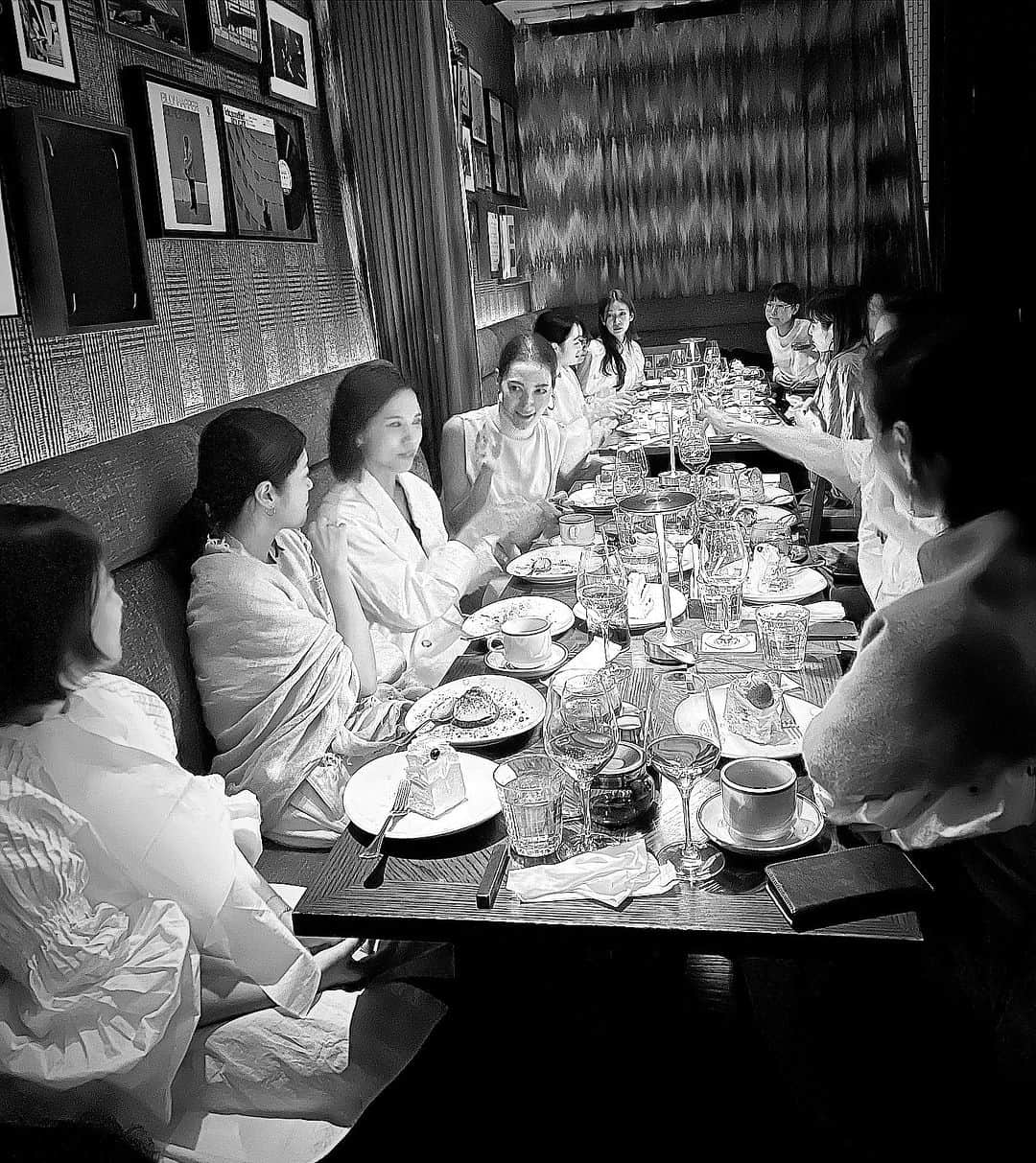 山城葉子さんのインスタグラム写真 - (山城葉子Instagram)「. 👰‍♀️🤵‍♂️ 我らのメーちゃんがいよいよ来週結婚式。 一足お先にYOKO YAMASHIRO Designsのメンバー全員集まってお祝いしました。サプライズで♡  白のお洋服にベール ウェディングケーキ 2人の写真を集めたボードに プレゼントを用意して。  皆んなも白のドレスコードで すっかりリハーサルディナーの雰囲気になりました。 メンバー全員揃ってささやかながらお祝い出来てよかった。  ケーキカットの後にメンバーみんなでアメージングレースを歌いました。（わたしは全然歌えてないけど） 皆んな、2番目の歌詞は忘れてたけどハミングで乗り切ってた笑  めーちゃんはサプライズだったから本当に驚いてたけど、 嬉し涙で終始フワフワしててかわいかった♡  なんだかとっても温かくて心が満たされた 幸せな時間でした。  来週の本番も楽しみ♡  @yokoyamashirodesigns  @number5_n5   Special thanks @aoyamagrand」11月2日 18時19分 - yokoyamashiro