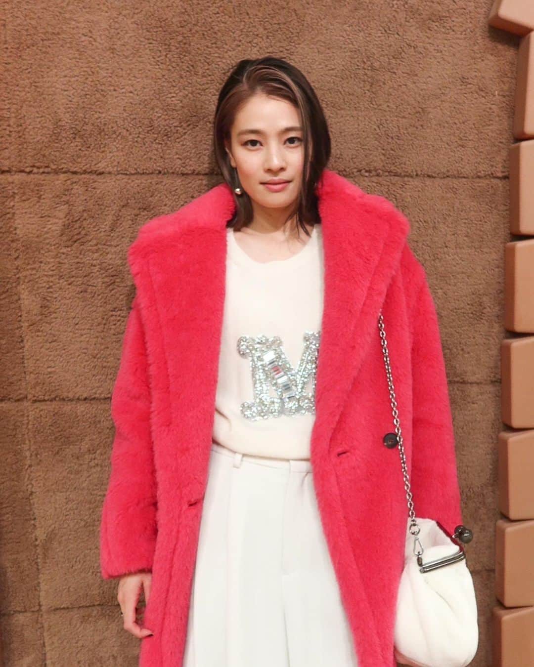 才藤歩夢のインスタグラム：「. 🧸🧸🧸🧸🧸 𝗧𝗘𝗗𝗗𝗬 𝗧𝗘𝗡 𝗠𝗮𝘅𝗠𝗮𝗿𝗮 🧸🧸🧸🧸🧸  💗Raspberry!!💗  🧥 @maxmara  💇‍♀️ @yuya_yokoi   Max Mara 10th Anniversary of the Teddy Bear Coat🧸🧥  #maxmara #maxmarateddyten  #maxmarateddybear」