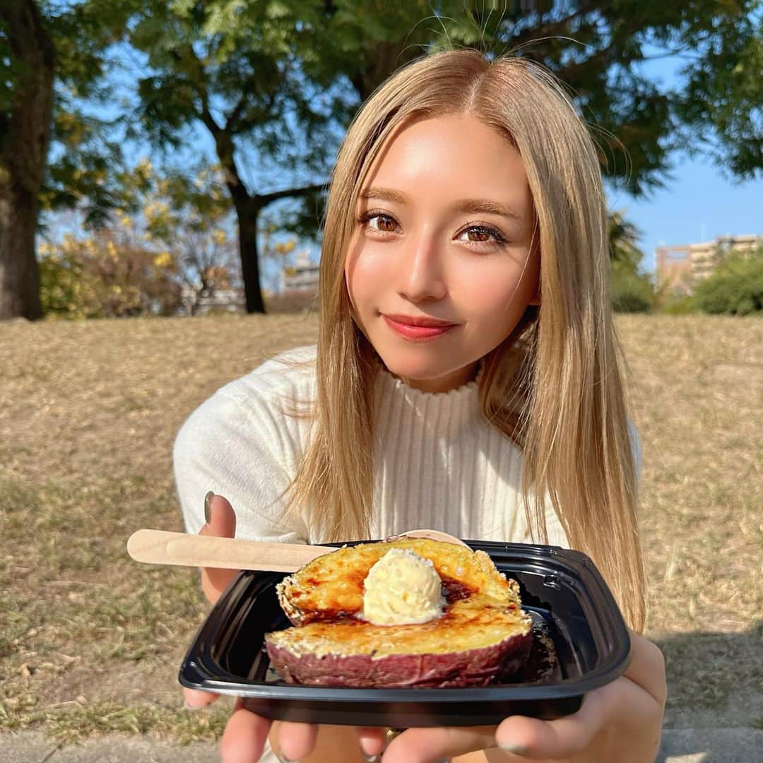 なーちゃんのインスタグラム：「・ おいも万博で色んな種類のお芋を食べたよ🍠 このブリュレも美味しかったし、お芋ポタージュとカレーのお芋が私は好き❤️ 11月5日までだから行ってみてね😋 ・ お芋カレーパンと日比焼き芋が販売終了してたから早めに買った方が良いかも😉💕💕 ・ ・ ・ #おいも万博 #芋フェス #お芋 #お芋スイーツ #カレーパン #関西おいも万博 #大阪グルメ #大阪 #フェス」