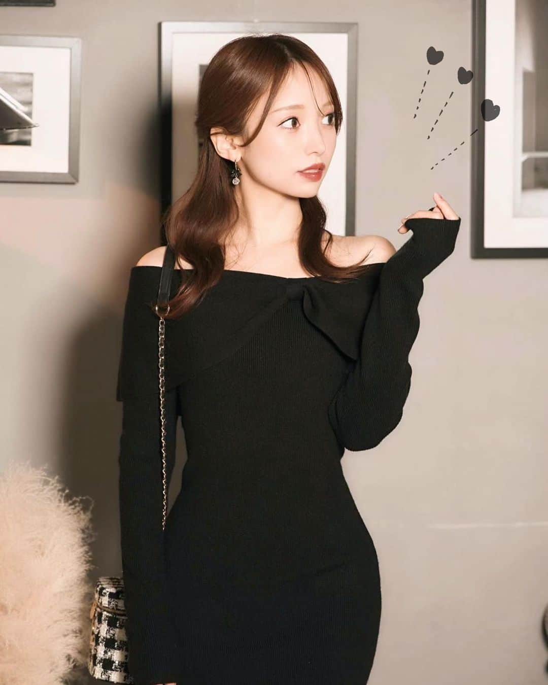 八鍬里美のインスタグラム：「昨日＆今日とPOPUPに来てくださった方 ありがとうございます🥹♡ ※現在も1時間程の待ち時間ができてるみたいです😳!!! たくさんありがとうございます🥲💕  今日は新作の紹介❣️  大人気のリボンオフショルニットの ロング丈ワンピースだよ🥰♡ めっちゃスタイル良く見えるの🥹🙏💕  POPUPにも置いてあるので見てみてください😄🙌  明日３日もPOPUPに遊びに行きます〜♡ みなさまにお会いできるのを楽しみにしてます❣️  #ワンピース#オフショルダー#POPUP#伊勢丹#骨格ウェーブ#ミシェルマカロン#michellmacaron」