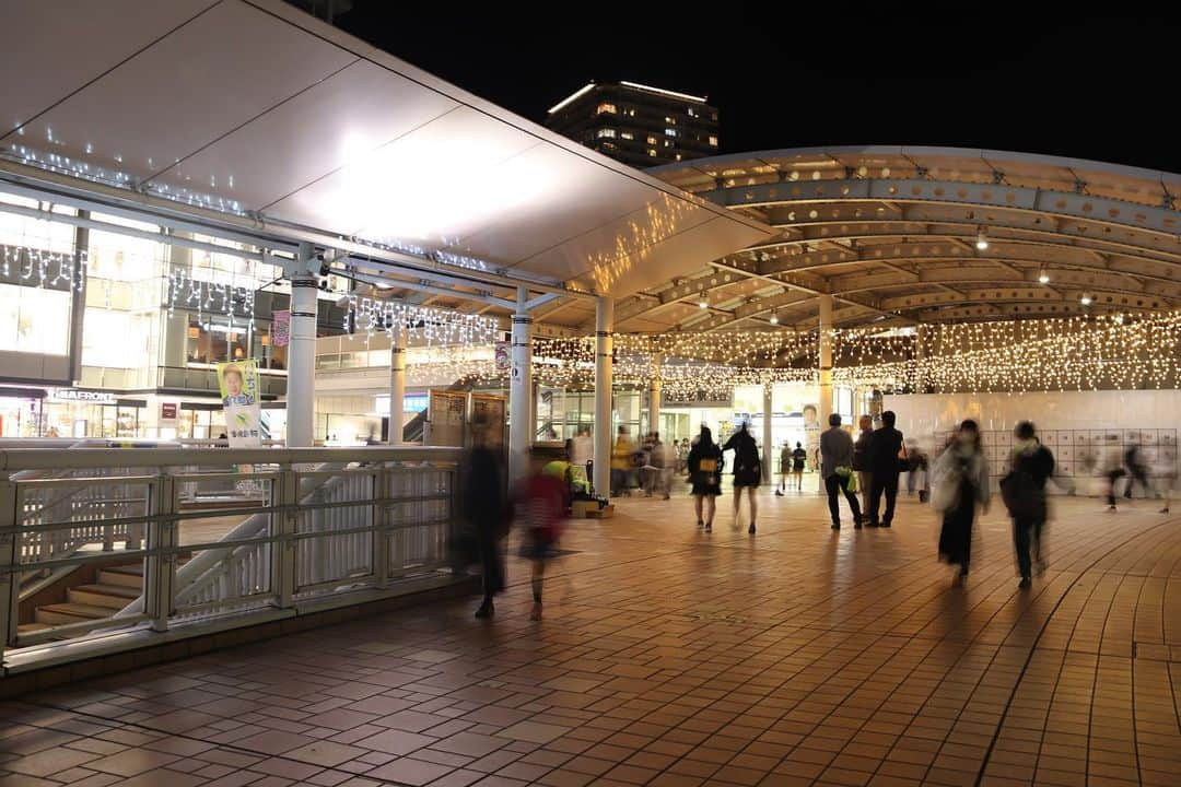 海老名市さんのインスタグラム写真 - (海老名市Instagram)「11月１日に海老名駅東西をつなぐイルミネーション「EBINA CITY LIGHTS 2023」の点灯式を開催しました✨  海老名高校放送部による進行で点灯式を行い、同校ダンス部やDJによるパフォーマンスが会場を盛り上げました！  今回は新たに七重の塔モニュメントをライトアップ！  イルミネーションは来年２月14日まで実施しています。 点灯期間中は、海老名駅東西でさまざまなイベントを開催予定ですので、合わせてお楽しみください！  #好きです海老名 #住みたい住み続けたいまち海老名 #海老名 #神奈川 #ebina #イルミネーション #点灯式 #海老名駅」11月2日 18時22分 - ebina_official