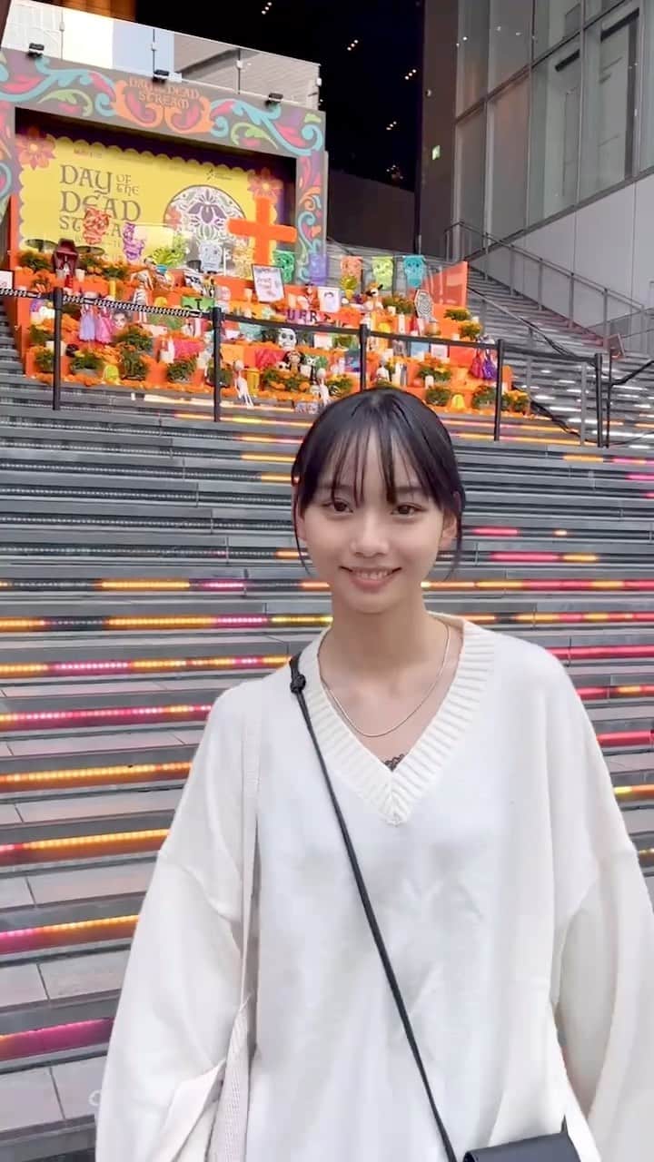 のインスタグラム：「不思議な階段💭 ♡ ♡ 事務所の近くにあるから たまにここで写真撮るんです📸 ♡ ♡ ♡ #松本麗世#matsumotoreiyo#モデル#ファッション#渋谷駅#渋谷#jk#ブーツコーデ#冬コーデ#モデル #ファッション #jk」