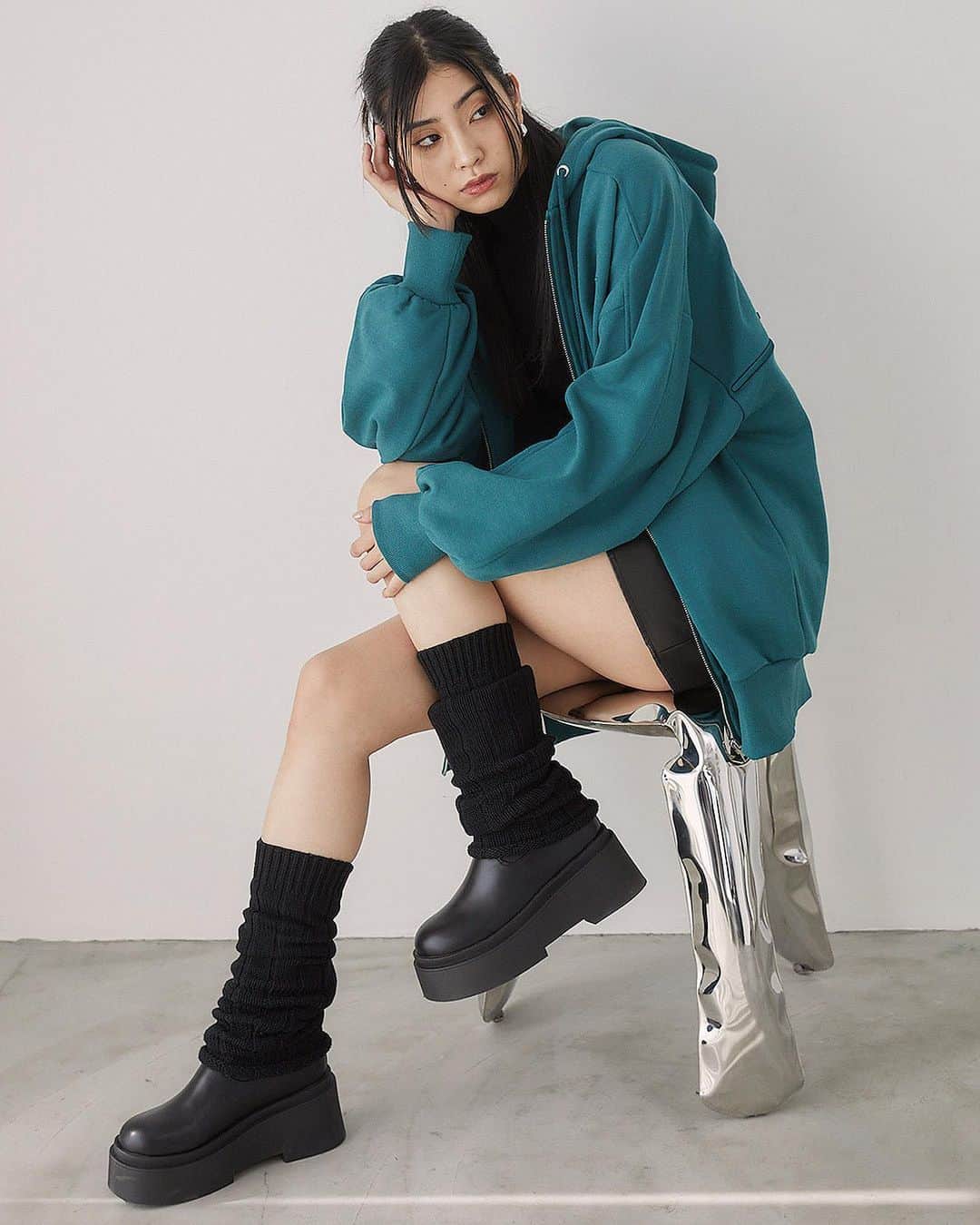 ENVYMさんのインスタグラム写真 - (ENVYMInstagram)「【𝐑𝐞𝐬𝐭𝐨𝐜𝐤】 ⁡ ⁡ ✔︎︎︎︎エンブロイダリーEロゴPK color/WHITE/GREEN/BLACK price/¥9,790 ※WEBSTORE限定再入荷 ※11月上旬お届け予定商品 ⁡ "■ポイント BACKの大胆な太め刺繍がポイントの裏毛パーカーです！ ⁡ ■ディティール 秋口に着やすい裏毛素材が嬉しい、毎シーズン大人気のオーバーシルエットパーカー。 大きいフード、袖のボリューム感、丸みを帯びたシルエットがポイントです。 ⁡ ■スタイリング ミニボトムでルーズに着用するのがENVYMらしいのでおすすめです。 またインナーにタートルトップスを合わせて、大人っぽく着用するのも◎" ⁡ -————————————— ⁡ ⁡ ⁡ #ENVYM #2023AW」11月2日 18時24分 - envym_official