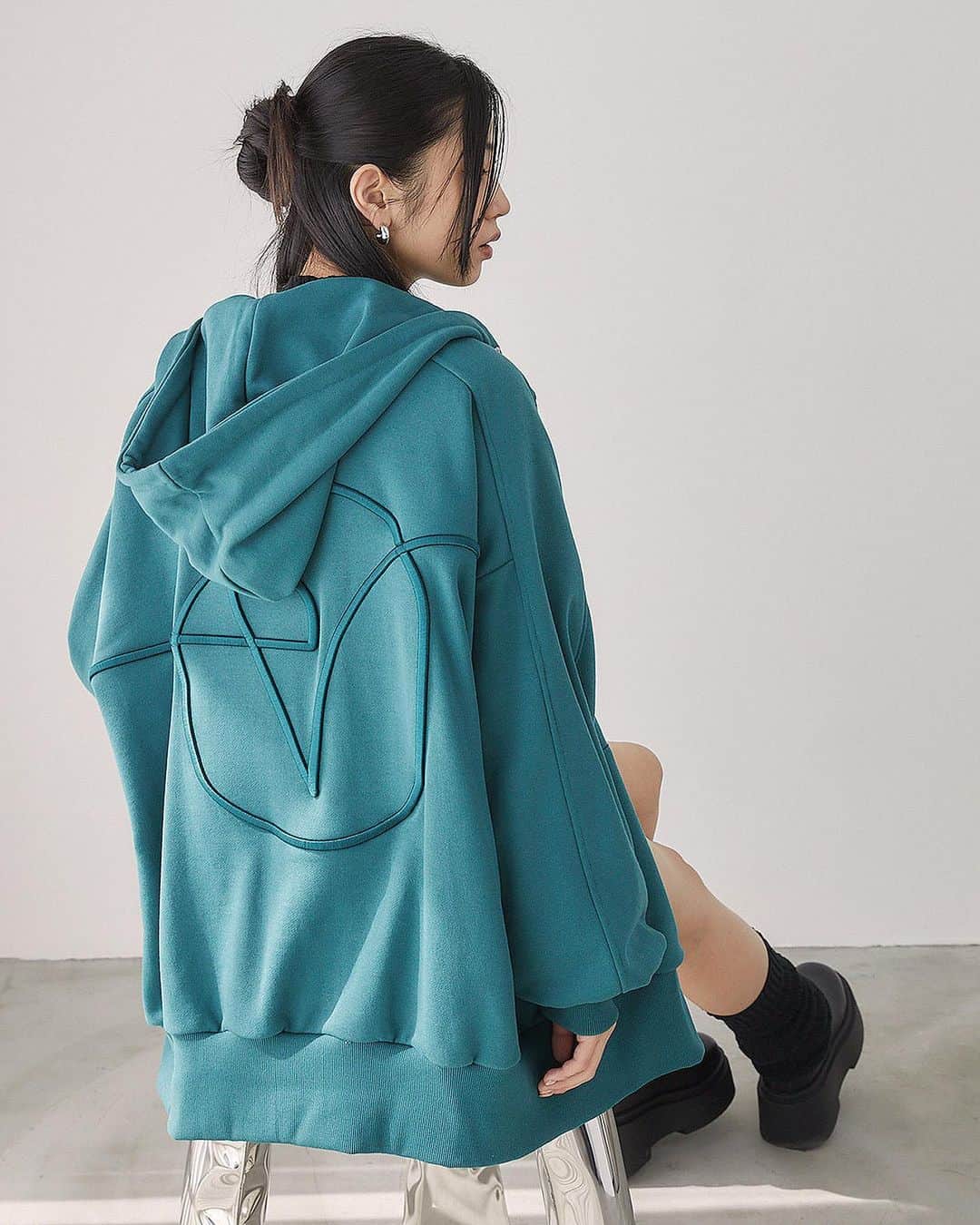 ENVYMさんのインスタグラム写真 - (ENVYMInstagram)「【𝐑𝐞𝐬𝐭𝐨𝐜𝐤】 ⁡ ⁡ ✔︎︎︎︎エンブロイダリーEロゴPK color/WHITE/GREEN/BLACK price/¥9,790 ※WEBSTORE限定再入荷 ※11月上旬お届け予定商品 ⁡ "■ポイント BACKの大胆な太め刺繍がポイントの裏毛パーカーです！ ⁡ ■ディティール 秋口に着やすい裏毛素材が嬉しい、毎シーズン大人気のオーバーシルエットパーカー。 大きいフード、袖のボリューム感、丸みを帯びたシルエットがポイントです。 ⁡ ■スタイリング ミニボトムでルーズに着用するのがENVYMらしいのでおすすめです。 またインナーにタートルトップスを合わせて、大人っぽく着用するのも◎" ⁡ -————————————— ⁡ ⁡ ⁡ #ENVYM #2023AW」11月2日 18時24分 - envym_official