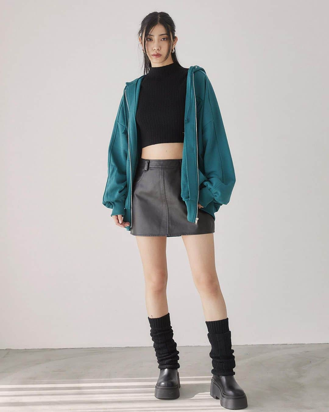 ENVYMのインスタグラム：「【𝐑𝐞𝐬𝐭𝐨𝐜𝐤】 ⁡ ⁡ ✔︎︎︎︎エンブロイダリーEロゴPK color/WHITE/GREEN/BLACK price/¥9,790 ※WEBSTORE限定再入荷 ※11月上旬お届け予定商品 ⁡ "■ポイント BACKの大胆な太め刺繍がポイントの裏毛パーカーです！ ⁡ ■ディティール 秋口に着やすい裏毛素材が嬉しい、毎シーズン大人気のオーバーシルエットパーカー。 大きいフード、袖のボリューム感、丸みを帯びたシルエットがポイントです。 ⁡ ■スタイリング ミニボトムでルーズに着用するのがENVYMらしいのでおすすめです。 またインナーにタートルトップスを合わせて、大人っぽく着用するのも◎" ⁡ -————————————— ⁡ ⁡ ⁡ #ENVYM #2023AW」