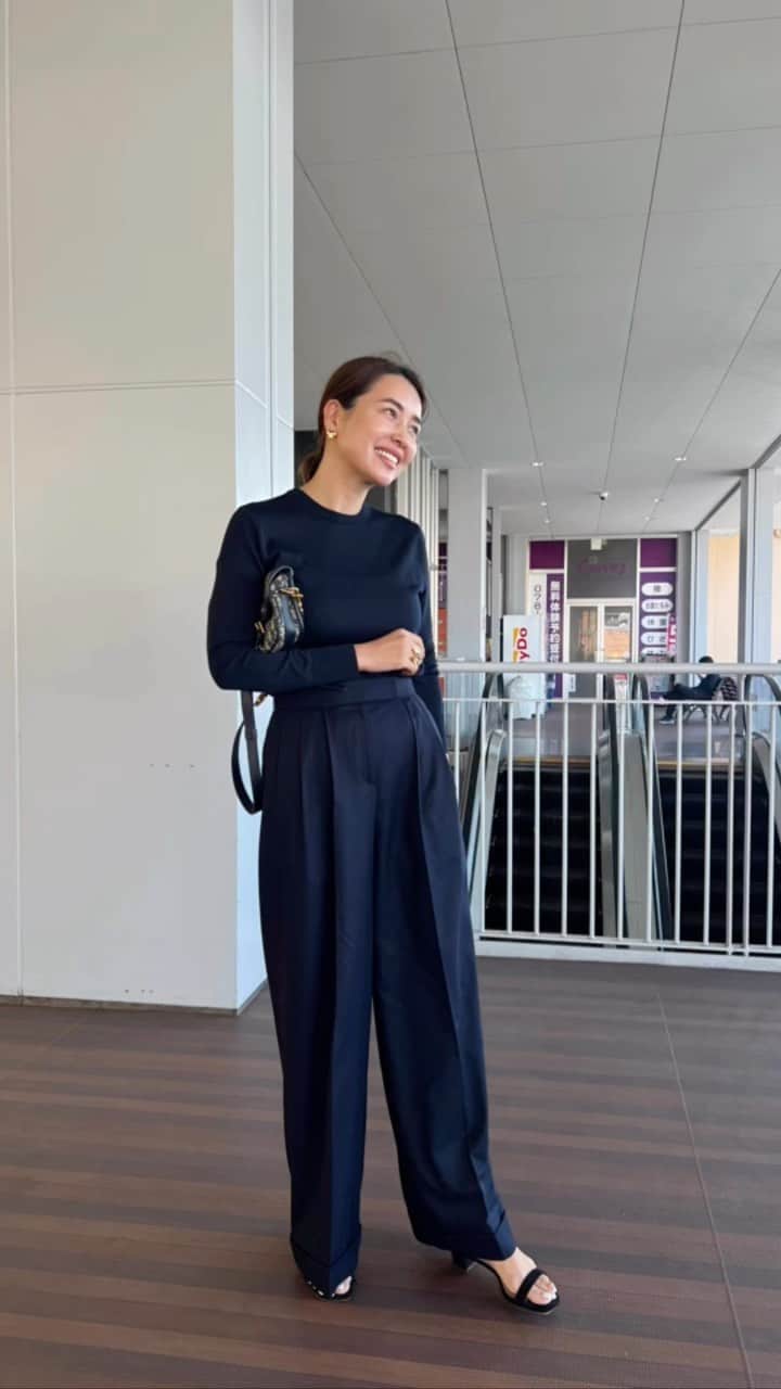 のインスタグラム：「たまーーーに履きたくなるワイドパンツ🧍🏻 NAVYコーデ💙  UNIQLOのメリノウールニット本当に使えるわ🫶🏻  tops  @uniqlo  bottom  @cyclasofficial  shoes  @ohgaofficial  bag  @dior   #ネイビーコーデ#ユニクロ#ワイドパンツ#大人ファッション  #ohgashop#cyclas#dior#UNIQLO」