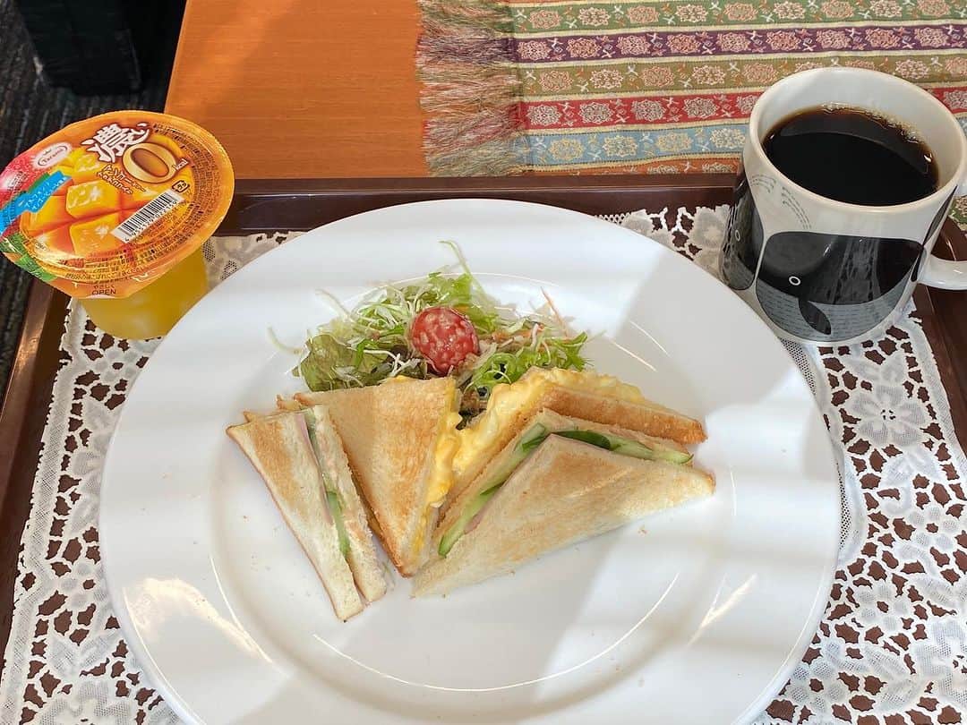 前原誠司さんのインスタグラム写真 - (前原誠司Instagram)「今日のお昼は国会の自室で、議員会館の喫茶店からテイクアウトしてもらった「ホットサンド」をいただきました。ご馳走様でした。（誠）＃まえはランチ」11月2日 18時28分 - seiji_maehara.official