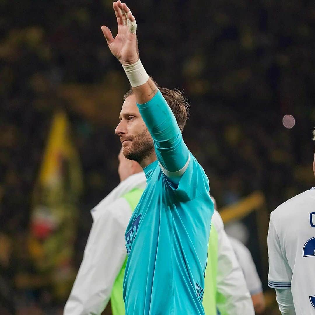 オリヴァー・バウマンのインスタグラム：「Es schmerzt sehr -  jetzt gilt es weiter hart zu arbeiten und in der Bundesliga voll anzugreifen 🧤🧤🧤  #DFB_Pokal」