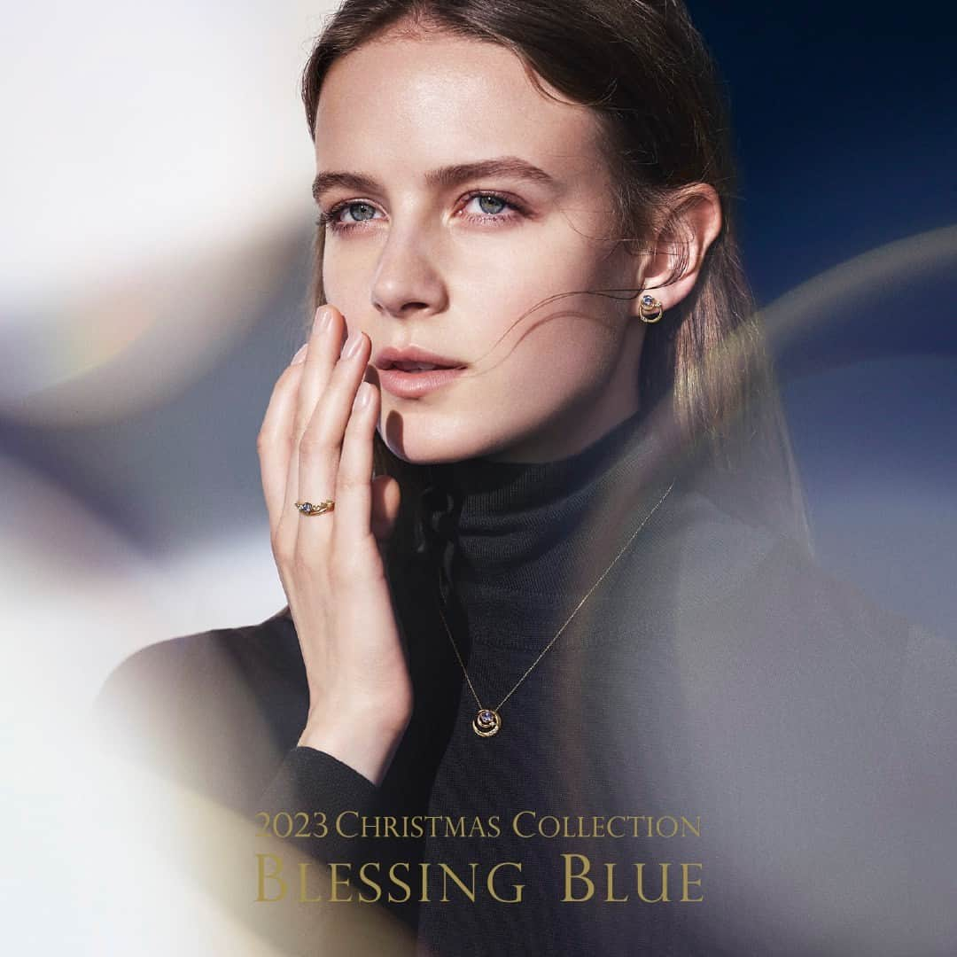 ４℃ / ヨンドシーのインスタグラム：「≪明日、全国発売開始≫ 2023 Christmas Collection "BLESSING BLUE"  　 海の豊かな青や夜空の神秘的な青、そして夜空にきらめき海に映る月の輝き。  古くから幸せを呼ぶと言い伝えられている「青」を主役に、クリスマスの夜の美しい情景を描いたジュエリーが登場します。 　 　 ■発売日 ・公式オンラインショップ：11/2(木) 16:00~ ・全国の４℃：11/3(金・祝)~ 　 　 大切な人とかけがえのない時間を過ごすクリスマス。 ４℃のジュエリーが、あなたとあなたの大切な方へ幸せを運びます。 　 　 #ヨンドシー #ジュエリー #リング #ネックレス #プレゼント #ご褒美ジュエリー #ご褒美 #ファッション #トレンド #新作 #jewelry #ring #necklace #present #gift #クリスマス」