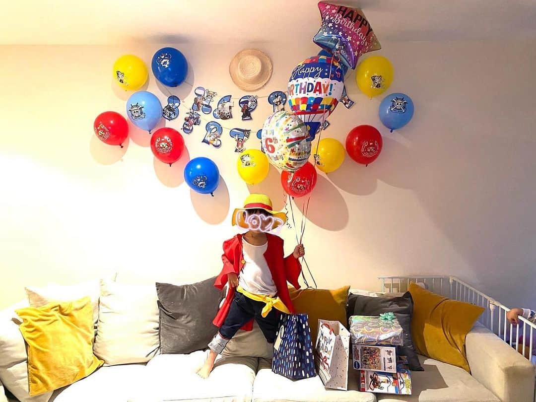 秋元玲奈のインスタグラム：「Happy Birthday to our little Monckey D .Luffy❗️❗️🎂✨  @onepiece_staff  #onepiece  #monckeydluffy  #japaneseanime #pirates #6thbirthday #birthdaythemes #london #londonlife #ルフィ #ワンピース」