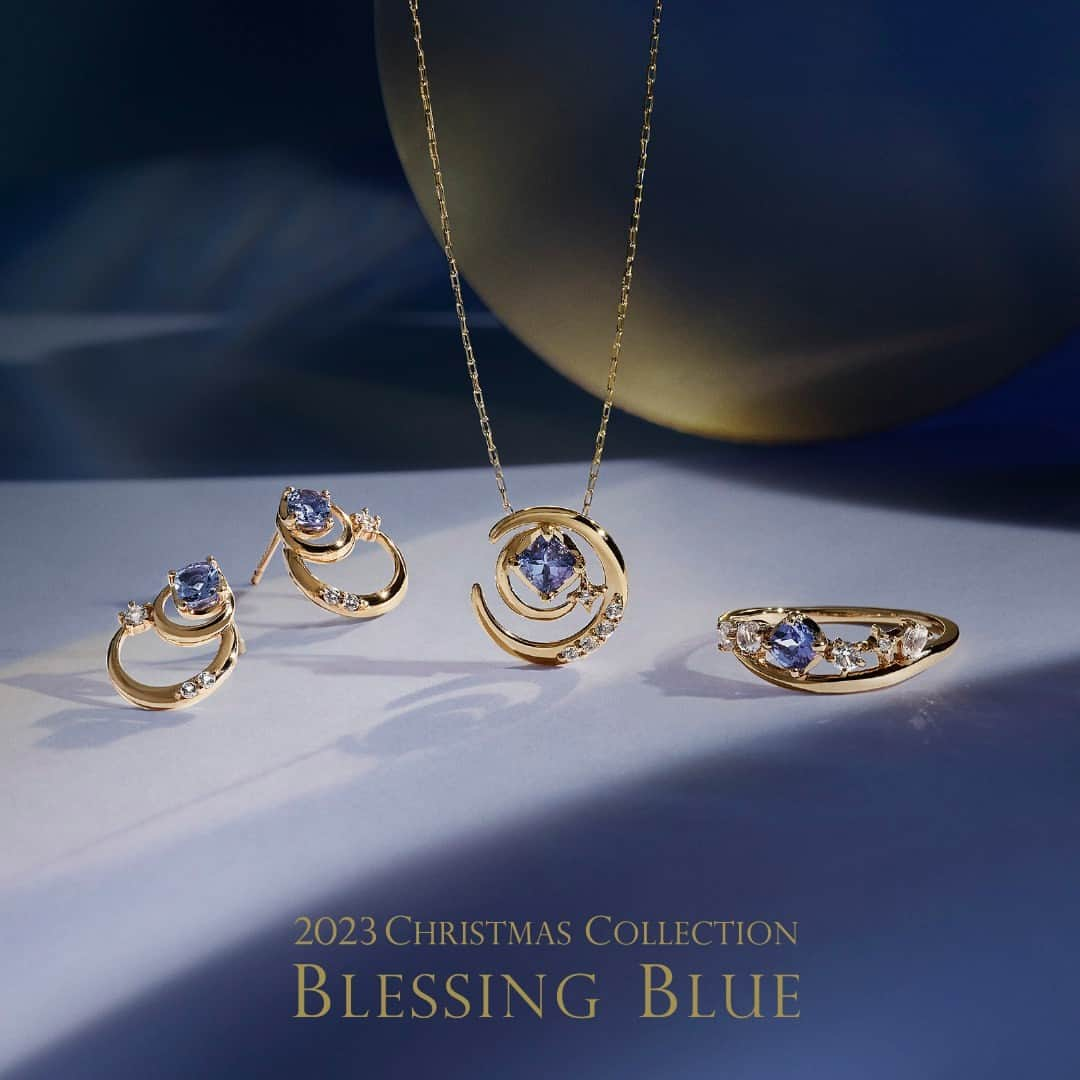 ４℃ / ヨンドシーのインスタグラム：「≪明日、全国発売開始≫ 2023 Christmas Collection "BLESSING BLUE"  　 海の豊かな青や夜空の神秘的な青、そして夜空にきらめき海に映る月の輝き。  古くから幸せを呼ぶと言い伝えられている「青」を主役に、クリスマスの夜の美しい情景を描いたジュエリーが登場します。 　 　 ■発売日 ・公式オンラインショップ：11/2(木) 16:00~ ・全国の４℃：11/3(金・祝)~ 　 　 大切な人とかけがえのない時間を過ごすクリスマス。 ４℃のジュエリーが、あなたとあなたの大切な方へ幸せを運びます。 　 　 #ヨンドシー #ジュエリー #リング #ネックレス #プレゼント #ご褒美ジュエリー #ご褒美 #ファッション #トレンド #新作 #jewelry #ring #necklace #present #gift #クリスマス」