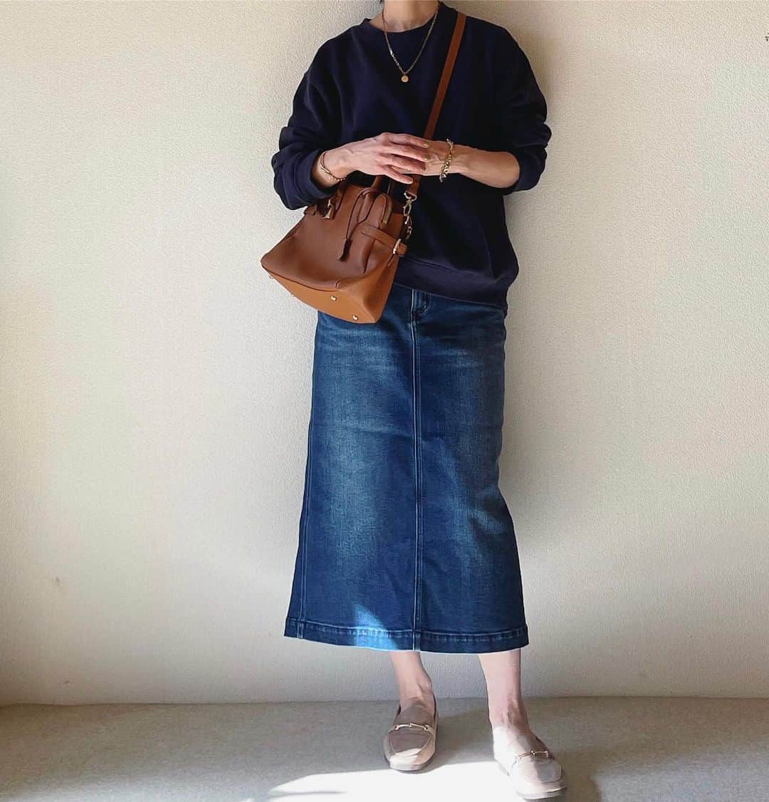 canariaさんのインスタグラム写真 - (canariaInstagram)「_  ネイビーワントーン、 昼間は暑いくらいでした。  tops #zara  skirt #canaria_style shoes #ヒラキ bag #hayni necklace #zara   #アラフィフファッション #デニムコーデ #50代ファッション #大人カジュアル #canariacoordinates」11月2日 18時31分 - canaria_rs