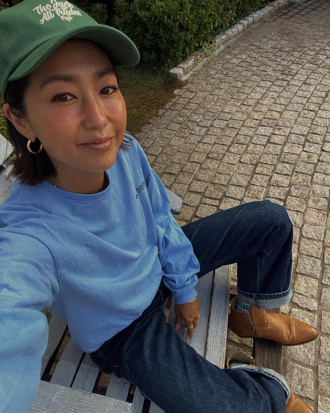 堀舞紀のインスタグラム：「🧆🍦🍢  自然に癒されたり。  屋台で色々買って食べたり。  cafeでのんびりお茶したり。  家族でなかなか 出来ない事をやれるのが 旅の醍醐味🫶🏾💕  #大阪探検 #家族旅行 #食い倒れツアー #🌈　💕 #母親服装」