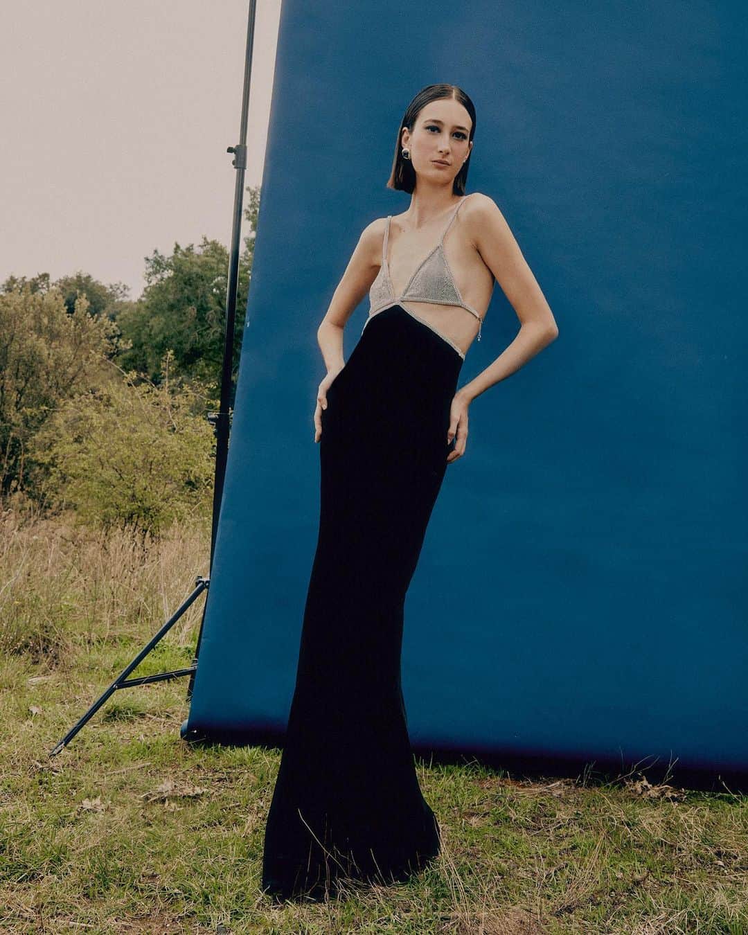 Vogue Españaのインスタグラム：「El vestidor de estas fiestas se encuentra alejado de las limitaciones de la etiqueta y el protocolo. Lo confirma la prescriptora Jen Ceballos (@endlesslyloveclub), que ha creado junto a @mango las prendas perfectas para un armario destelleante, pero minimalista. {Puedes leer todo sobre la colección en el link de la bio} ▪️Fotografía: @silvia.retana ▪️Estilismo: @patricia.lopezp ▪️Texto: @staggerleely ▪️Maquillaje y peluquería: @yuremamakeupartist ▪️Ayudante de fotografía: @flaviorsolato ▪️Ayudante de estilismo: @mariaarequejo ▪️Modelo: @miriamsaizdiaz ▪️Producción: @anotherartistsagency」