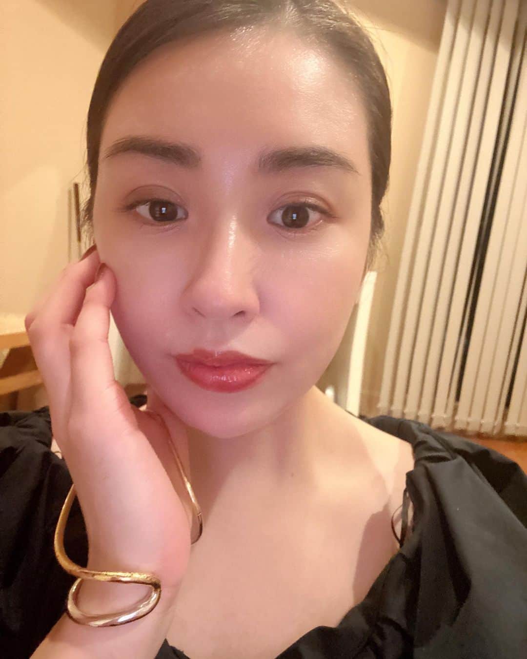 小澤名代のインスタグラム：「HERA センシュアルヌードグロス #462  スピーチレス  プランプ効果で唇がぷっくりするのと色がかわいい♡  #hera @herabeauty_official @herabeauty_jp  #韓国コスメ　#韓国コスメ購入品  #オリーブヤング #オリーブヤング購入品」