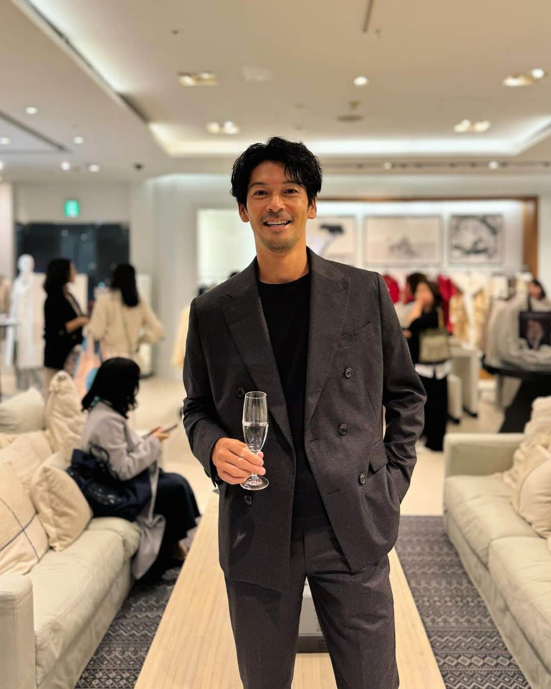 久保田裕之のインスタグラム：「バナナ・リパブリックを着てバナナ・リパブリックの今季コレクションアイテムをチェック👍🏻 バナナ・リパブリックマロニエゲート銀座3店で、本日21:00までお酒を飲みながらショッピングができるバーナイトイベントをしているみたい👍🏻お近くの方は是非！  お気に入りはカラーバリエーションがあるこの触り心地の良いニット🧶 @bananarepublic_jp   #PR#BRBarNight #バナリパ#セットアップ#スーツ」