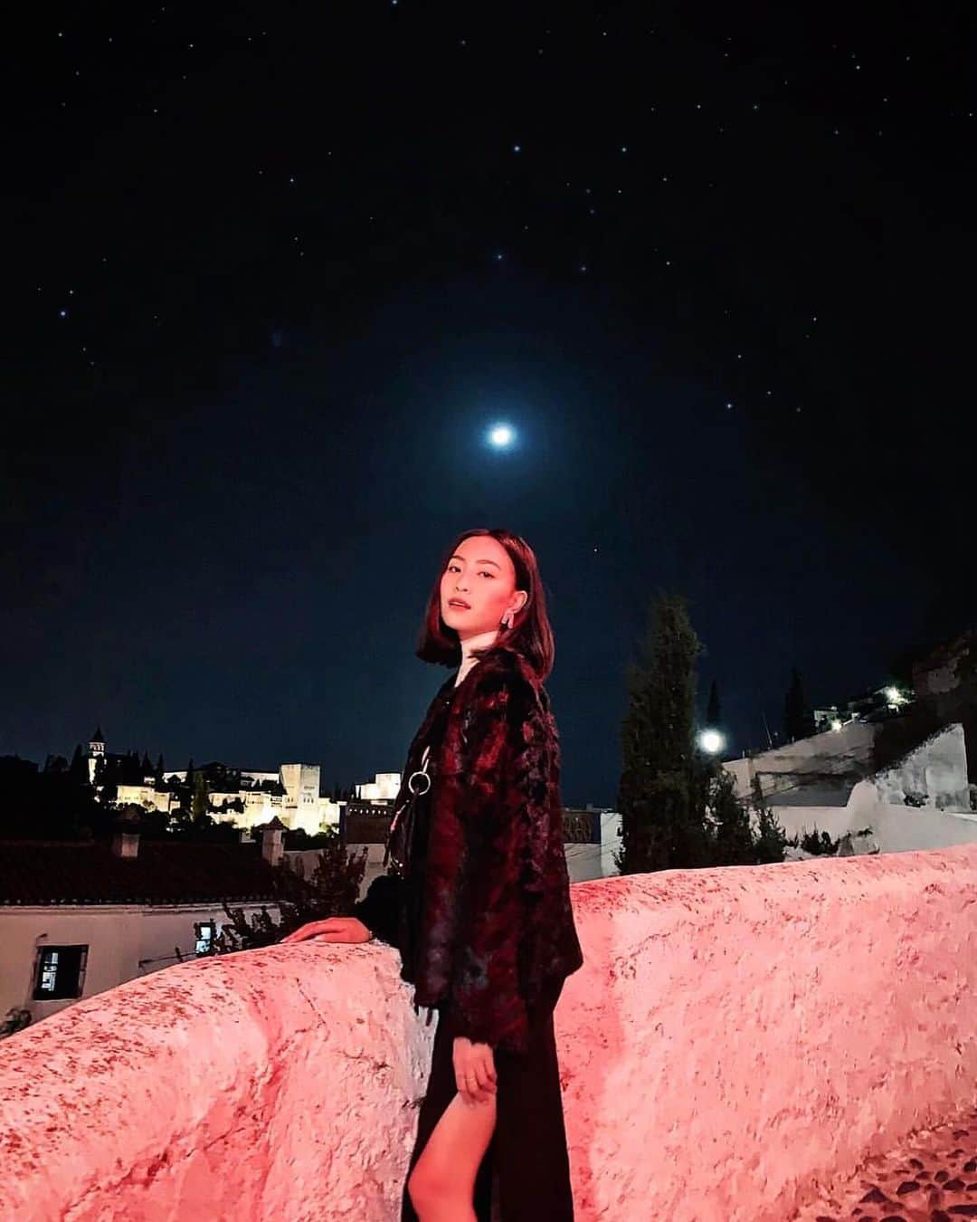 ソニアのインスタグラム：「I still vividly remember my trip to Spain in 2018 - gorgeous weather, the vibrant city of Barcelona with stunning, quirky architecture and rich history, having cava and tapas for breakfast and dinner at 11pm... it remains one of my favourite vacations ever! It is such a privilege to travel, and these experiences enrich us in more ways than one.  Plan your next experience at the Singapore Airlines Time to Fly Travel Fair at Suntec Convention Centre, Halls 405 & 406, to snag attractive holiday offers between 3 - 5 November 2023! Lock it down and swing by this weekend!  @singaporeair #TimeToFlySG #FlySQ」