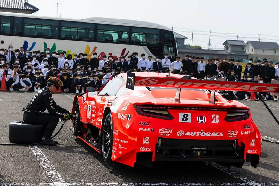野尻智紀さんのインスタグラム写真 - (野尻智紀Instagram)「SUPERGT 課外授業が筑西市にやって来た！ バリバリ地元の関城中学校の全校生徒、関城東・西小の4.5.6年生に課外授業を行いました。  学校にいると経験が出来ない世界を知ってもらい、子供たちにとっていつか役立つ瞬間が来ると嬉しいですね！」11月2日 18時36分 - tomoki_nojiri