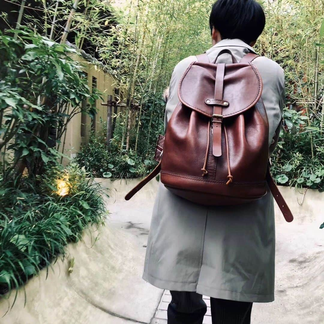 HERZ ヘルツさんのインスタグラム写真 - (HERZ ヘルツInstagram)「@herz_bag　あしたは「いい(11) レ(0) ザー(3)の日」 ------------------------------------------------ ⁡ 明日11月3日はいいレザーの日。 日本の革製品の魅力やその価値を知ってもらうことを目的に制定されています。  ヘルツの革の魅力といえばやっぱりエイジング！  今回は、ユーザー様からご提供いただいた #エイジング写真 をご紹介します。 皆様も #マイヘルツ で自慢の愛用品をシェアいただければ幸いです。  この3連休は相棒の #レザーグッズ と秋晴れの空の下、お出かけを楽しんでみてはいかがでしょうか。 ⁡ ------------------------------------------------ #マイヘルツ #いいレザーの日  #革 / #レザー / #革製品 / #革雑貨 / #革小物/ #レザー小物 #革職人 / #作り手 / #革工房 / #ヘルツ / #ヘルツバッグ / #herz / #herzbag / #leather / #leatherbag」11月2日 18時39分 - herz_bag