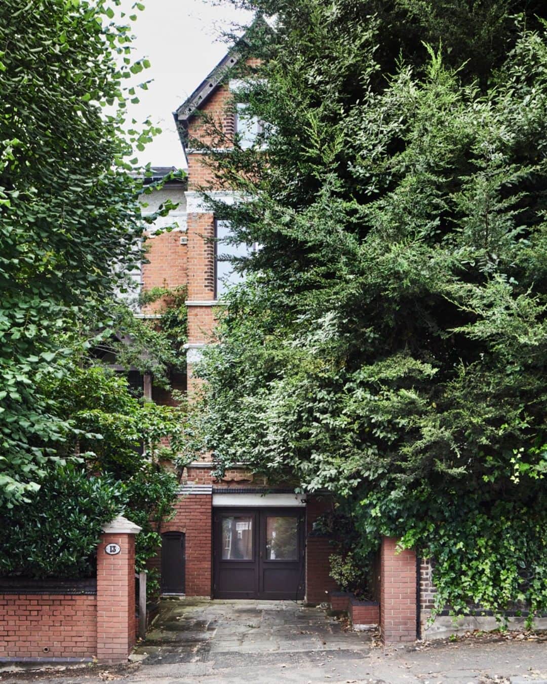 The Modern Houseさんのインスタグラム写真 - (The Modern HouseInstagram)「#forsale Edwardian Elegance: an expansive early 20th-century villa that cleverly combines period features with contemporary design.  Follow the link in bio for the sales listing.  Wolseley Road, London N8」11月2日 18時41分 - themodernhouse