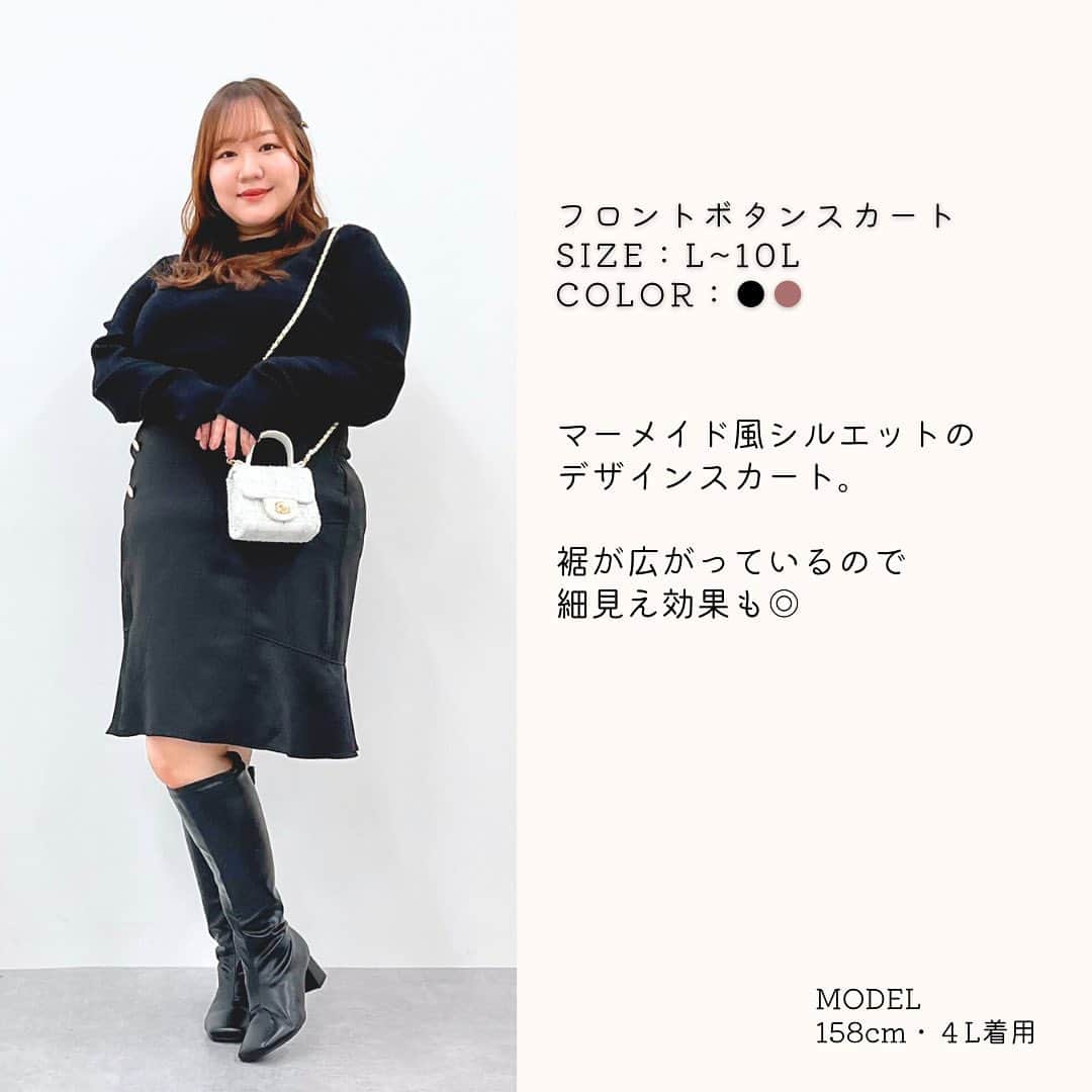 スマイルチャンネルさんのインスタグラム写真 - (スマイルチャンネルInstagram)「＼ ロングブーツにぴったり♡ ／ スタイルアップできるショート丈アイテムを集めました！  スカート履きたいけど足はあまり出したくない人におすすめのコーデです✨  ロングブーツを履くことで、足が少しだけ見えてほどよく肌見せできます🫶  チェックスカショーパン 【商品番号No.  AMR0123E0021 】 color:ブラウン、ブルーグレー size:L,LL,3L,4L,5L,6L,8L,10L  ツイードジャンパースカート 【商品番号No.  AMR0123E0024 】 color:ホワイト、黒 size:L,LL,3L,4L,5L,6L,8L,10L  ツイードラップスカート見えショートパンツ 【商品番号No.  AMR0123D0004 】 color:ベージュ系、黒系 size:L,LL,3L,4L,5L,6L,8L,10L  フロントボタンスカート 【商品番号No.  AMR0123E0030 】 color:ピンク、黒 size:L,LL,3L,4L,5L,6L,8L,10L  ▼公式サイトの検索窓から商品番号を入力で詳細が確認できます。 インスタプロフィールのURLから公式販売サイトを check✔︎ @marun___official  【model:らめちゃん 158cm ・4L着用（@ramerameramechan）】 【model:りんちゃん 158cm ・4L着用（@rinrin_plus）】 ___________________________  marun(マルン)  自分でも、周りからも「可愛い」と思ってもらえるフェミニンなお洋服を取り揃えたブランド。 可愛くなる魔法がかかったような特別な1 着が見つかります。  ___________________________  #marun#マルン#フェミニン#フェミニンコーデ#ぽっちゃり#ぽっちゃりコーデ#ぽっちゃり女子#マシュマロ女子#オトナ女子#plussizefashion#plussizestyle#大きいサイズ #大きいサイズのお洒落#プラスサイズ#棉花糖女孩#大人可愛い#秋コーデ#冬コーデ#デートコーデ#お出かけコーデ#ロングブーツ#ショート丈#ミニ丈#スカート#スカートコーデ#ショートパンツ#ラップスカート#ツイード」11月2日 19時05分 - la_smileland