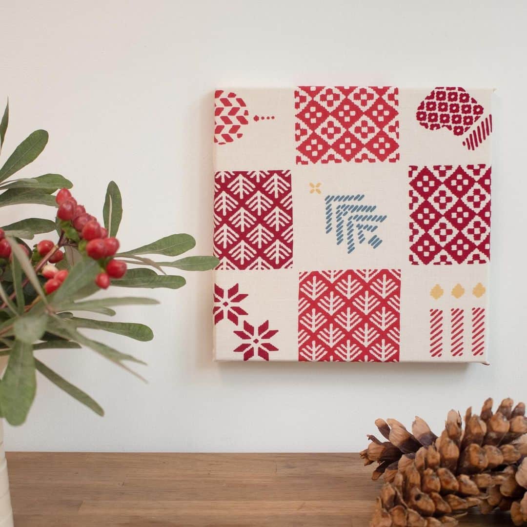 のインスタグラム：「クリスマス柄｜クリスマス刺繍  昔ながらのこぎん刺しのようなタッチで描いた、どこか懐かしく温かみのある柄です。タペストリーやてぬぐいパネルキットを用いて気軽に冬のインテリアを楽しむことができ、テーブルランナーとして使えば食卓に彩りを添えてくれます。冬の手芸や読書などのおうち時間のお供にも。  #かまわぬ #てぬぐい #手拭い #手ぬぐい  #注染  #テキスタイル  #テキスタイルデザイン #暮らしの道具 #季節を楽しむ  #インテリア　#インテリア雑貨   #kamawanu #handdyed #tenugui  #japanesedesign #madeinjapan  #interiordecor #homedecor」