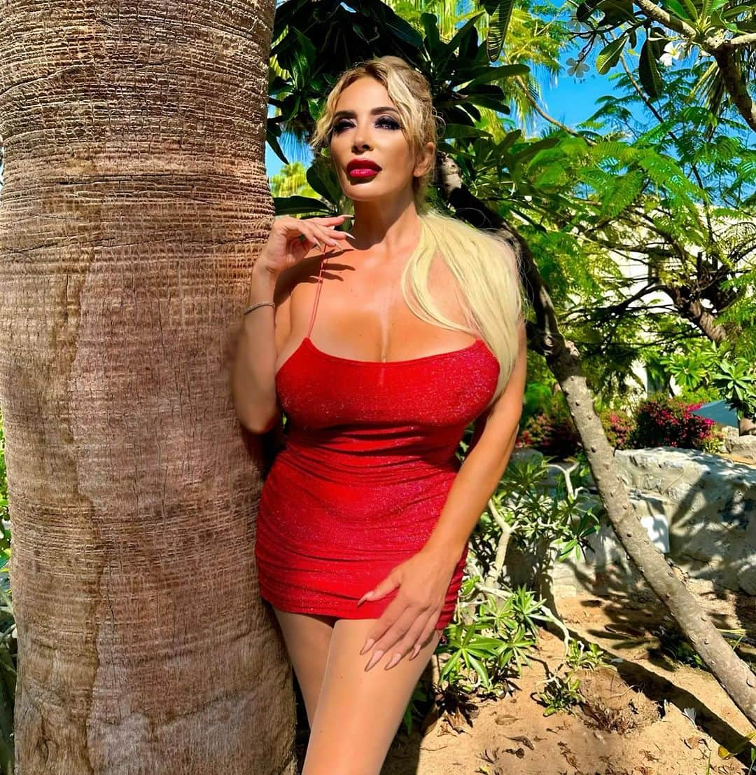 ソニア・グレイのインスタグラム：「❣️ Buongiorno  #red #morningvibes #paradisebeach」