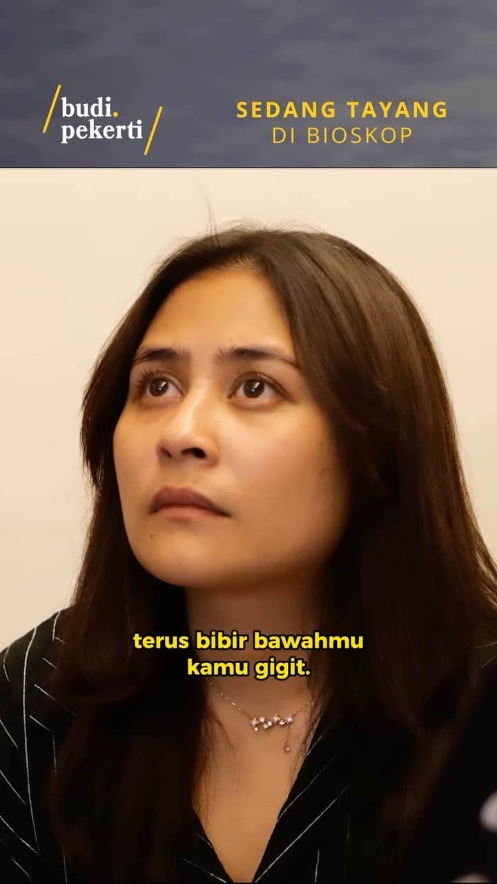 Prilly Latuconsinaのインスタグラム：「Percayalah... seharian reading dari pagi sampe malem untuk latihan gigit bibir berbagai macam gaya 😂  BUDI PEKERTI TAYANG MULAI HARI INI! AYO KE BIOSKOP ❤️」
