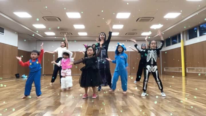 のインスタグラム：「ハロウィンパーティー🎃😈👻  ママさん達も一緒に踊りました🧡 みなさんめっちゃ素敵です💓 初めて踊った方もいらっしゃって😆  踊れないとか恥ずかしいよりも 楽しむが一番☝️  仮装のみんなも最高に可愛かったです🩷  水曜日 16:30-17:20 芦屋青少年センター 体験1000円  #ado #ハロウィン #ハロウィンパーティー #キッズダンス #ダンスレッスン #芦屋」
