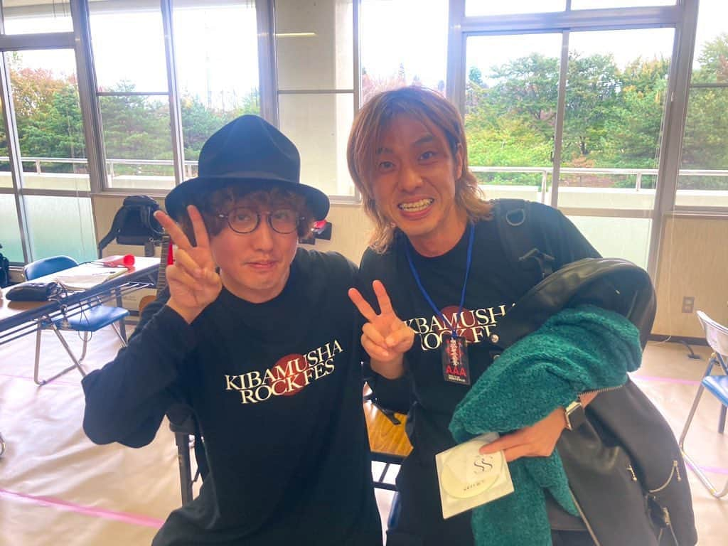 山さんのインスタグラム：「バンド時代に出会ったバンドと #騎馬武者ロックフェス で再会できたのは本当に嬉しかった！ 四星球のライブは笑って泣いて笑って 感情迷子になるけど 結果的に笑かしてくれるのがものすごく好きです！ 南相馬でも心揺さぶられました！ またライブハウスで福島で会えるように頑張る！ ベースU太さんと🧙🏻‍♀️」