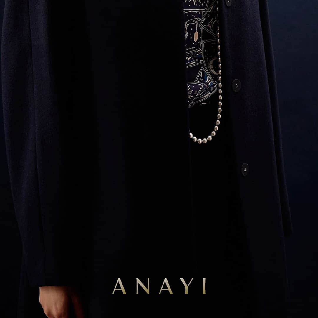 ANAYIのインスタグラム：「"Holiday Collection 2023" コレクションのテーマからインスピレーションを受けたタロットカードのモチーフを、繊細なタッチで描いたANAYIオリジナル柄のプリントシリーズ。 タロットカードの中でも、ポジティブな意味を持つカードをセレクトし、「幸運」や「知性」、「魅力」や「希望」といった意味に願いを込めたプリントにしました。  太めのカフスにはビジュー釦を使用しきらりと光るポイントに。 シンプルで美しいシルエットのシャツワンピースも展開。サテンのプリント素材は、ノーブルに着こなせてお食事等の華やかなシーンにピッタリです。 付属のビットベルト付きなのもうれしいポイント。お手持ちのベルトと付け替えて楽しんでいただくのもお勧めです。   "Holiday Collection 2023"  11/2(木)より、OFFICIAL ONLINE STOREにて店舗ローンチに先駆けて先行予約スタート。 合わせて、スペシャルLOOKBOOKページ公開中。 ＿＿＿＿＿＿＿＿＿＿＿＿＿＿＿＿  星宙をイメージしたミッドナイトネイビーを基調に、 星の煌めきをラメやスパンコールで表現。 タロットモチーフプリントや、 ラメ刺繍で描いた星柄を取り入れた ニットアイテムはフェミニンシックなスタイルに。 ウェアに合わせてデザインされた、 オリジナルのアクセサリーで 瞬きをプラスしドレスアップ。  デイリーから特別なシーンまで 着こなしのバリエーションを楽しめる、 気持ちが高揚するコレクション。  ＿＿＿＿＿＿＿＿＿＿＿＿＿＿＿＿   #ANAYI #アナイ #HolidayCollection2023_ANAYI #ホリデーコレクション #ホリデー」