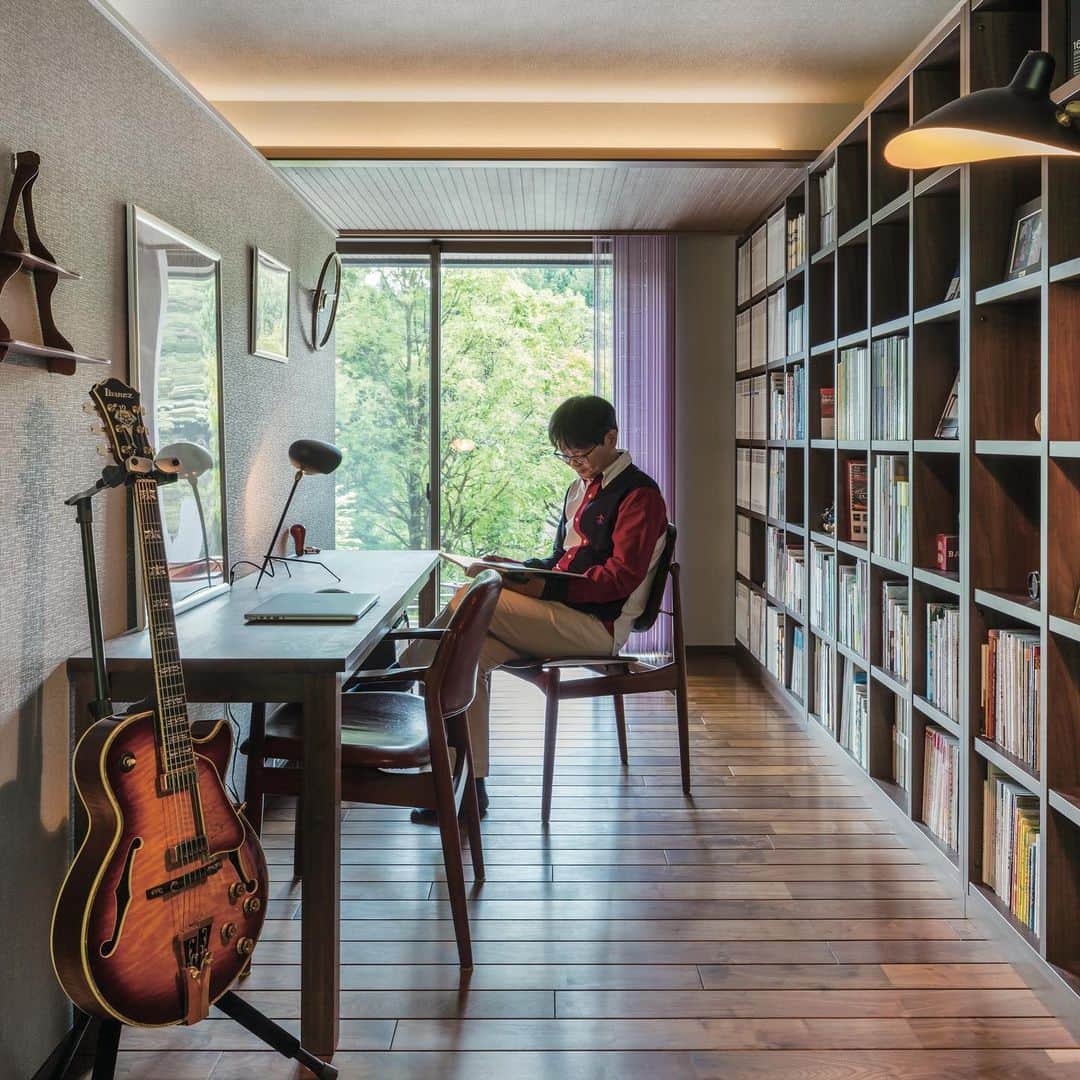 住友林業株式会社_戸建住宅公式さんのインスタグラム写真 - (住友林業株式会社_戸建住宅公式Instagram)「37.5帖の大空間を実現した平屋の住まい。 オーナーさま宅のご紹介です！  緑豊かな敷地環境で、四季を楽しみながら暮らしたいというご要望のあったご夫婦。 設計担当は、深い軒を列柱が支えるシンプルな平屋を提案しました。  30帖以上の広さをとり、大開口サッシを連続させたLDK空間。 キッチンの後ろには書斎と壁全面を使った造り付けの書棚を用意しました。 床材は、展示場でみてご夫婦が気に入ったウォルナット。 落ち着いた大人の雰囲気が漂います。  キッチンやテレビボードなど、要所に白を使って重くなり過ぎないようにしています。 リビングの薪ストーブは円筒形のスタイリッシュなデザインです。  寝室にも大きな掃き出し窓と緑を切り取る横長のスリットを設けています。 書斎コーナーとの間は天井高まで高さのある引き戸で仕切っているので、開け放てば連続した大空間になります。  書斎コーナーの書棚には、蔵書だけでなく小物を飾って楽しんでいます。  *……*……*……*……*……*……*……*……* ぜひお近くの展示場・ショールームでご相談してみませんか。  『お得な家づくりフェア』 期間中にWEB予約の上、【展示場・ショールーム】にご来場の方に 【住友林業オリジナル木製コースター】プレゼント！ 住友林業こだわりの銘木でつくられた、数量限定 木製オリジナルコースターです。  期間：11月1日(水)～11月30日(木)まで  お近くの展示場・ショールーム検索は、 @sfc_ie ハイライト"来場予約"をチェック！ *……*……*……*……*……*……*……*……*  #我が家はすみりん  #住友林業  #住友林業の家  #すみりん  #すみりんの家  #家づくり  #自由設計の家  #注文住宅  #マイホーム  #ウォルナット  #建築実例  #木の家  #木のある暮らし  #ldk  #暮らしを楽しむ  #大開口  #平屋の暮らし  #平屋の家  #住友林業の平屋  #理想の家づくり  #木の家づくり  #木のぬくもり  #リビング  #ルームツアー  #空間コーディネート  #インテリアデザイン  #玄関インテリア  #玄関ホール  #施工事例  #TREEing」11月2日 18時50分 - sfc_ie