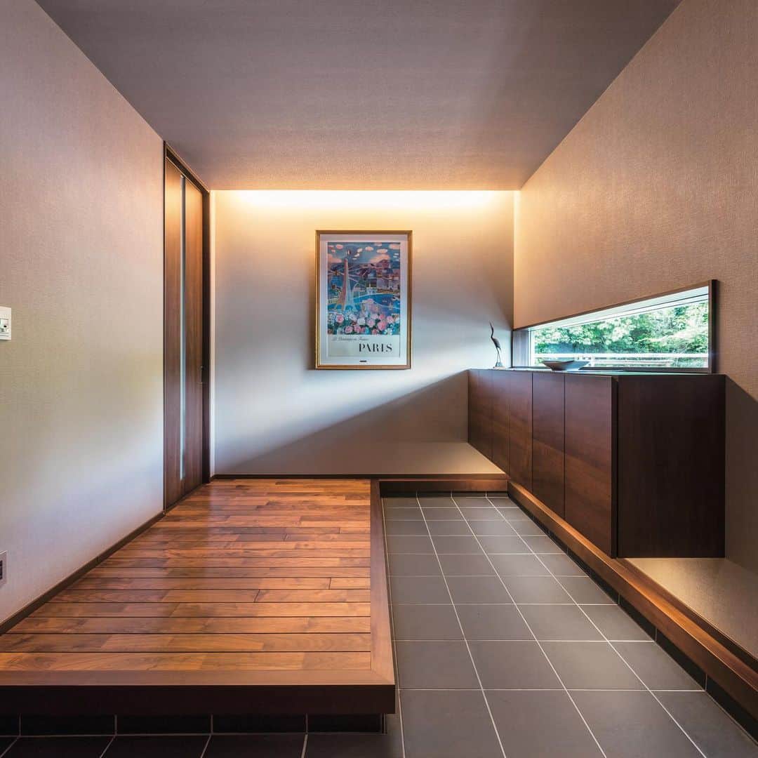 住友林業株式会社_戸建住宅公式さんのインスタグラム写真 - (住友林業株式会社_戸建住宅公式Instagram)「37.5帖の大空間を実現した平屋の住まい。 オーナーさま宅のご紹介です！  緑豊かな敷地環境で、四季を楽しみながら暮らしたいというご要望のあったご夫婦。 設計担当は、深い軒を列柱が支えるシンプルな平屋を提案しました。  30帖以上の広さをとり、大開口サッシを連続させたLDK空間。 キッチンの後ろには書斎と壁全面を使った造り付けの書棚を用意しました。 床材は、展示場でみてご夫婦が気に入ったウォルナット。 落ち着いた大人の雰囲気が漂います。  キッチンやテレビボードなど、要所に白を使って重くなり過ぎないようにしています。 リビングの薪ストーブは円筒形のスタイリッシュなデザインです。  寝室にも大きな掃き出し窓と緑を切り取る横長のスリットを設けています。 書斎コーナーとの間は天井高まで高さのある引き戸で仕切っているので、開け放てば連続した大空間になります。  書斎コーナーの書棚には、蔵書だけでなく小物を飾って楽しんでいます。  *……*……*……*……*……*……*……*……* ぜひお近くの展示場・ショールームでご相談してみませんか。  『お得な家づくりフェア』 期間中にWEB予約の上、【展示場・ショールーム】にご来場の方に 【住友林業オリジナル木製コースター】プレゼント！ 住友林業こだわりの銘木でつくられた、数量限定 木製オリジナルコースターです。  期間：11月1日(水)～11月30日(木)まで  お近くの展示場・ショールーム検索は、 @sfc_ie ハイライト"来場予約"をチェック！ *……*……*……*……*……*……*……*……*  #我が家はすみりん  #住友林業  #住友林業の家  #すみりん  #すみりんの家  #家づくり  #自由設計の家  #注文住宅  #マイホーム  #ウォルナット  #建築実例  #木の家  #木のある暮らし  #ldk  #暮らしを楽しむ  #大開口  #平屋の暮らし  #平屋の家  #住友林業の平屋  #理想の家づくり  #木の家づくり  #木のぬくもり  #リビング  #ルームツアー  #空間コーディネート  #インテリアデザイン  #玄関インテリア  #玄関ホール  #施工事例  #TREEing」11月2日 18時50分 - sfc_ie