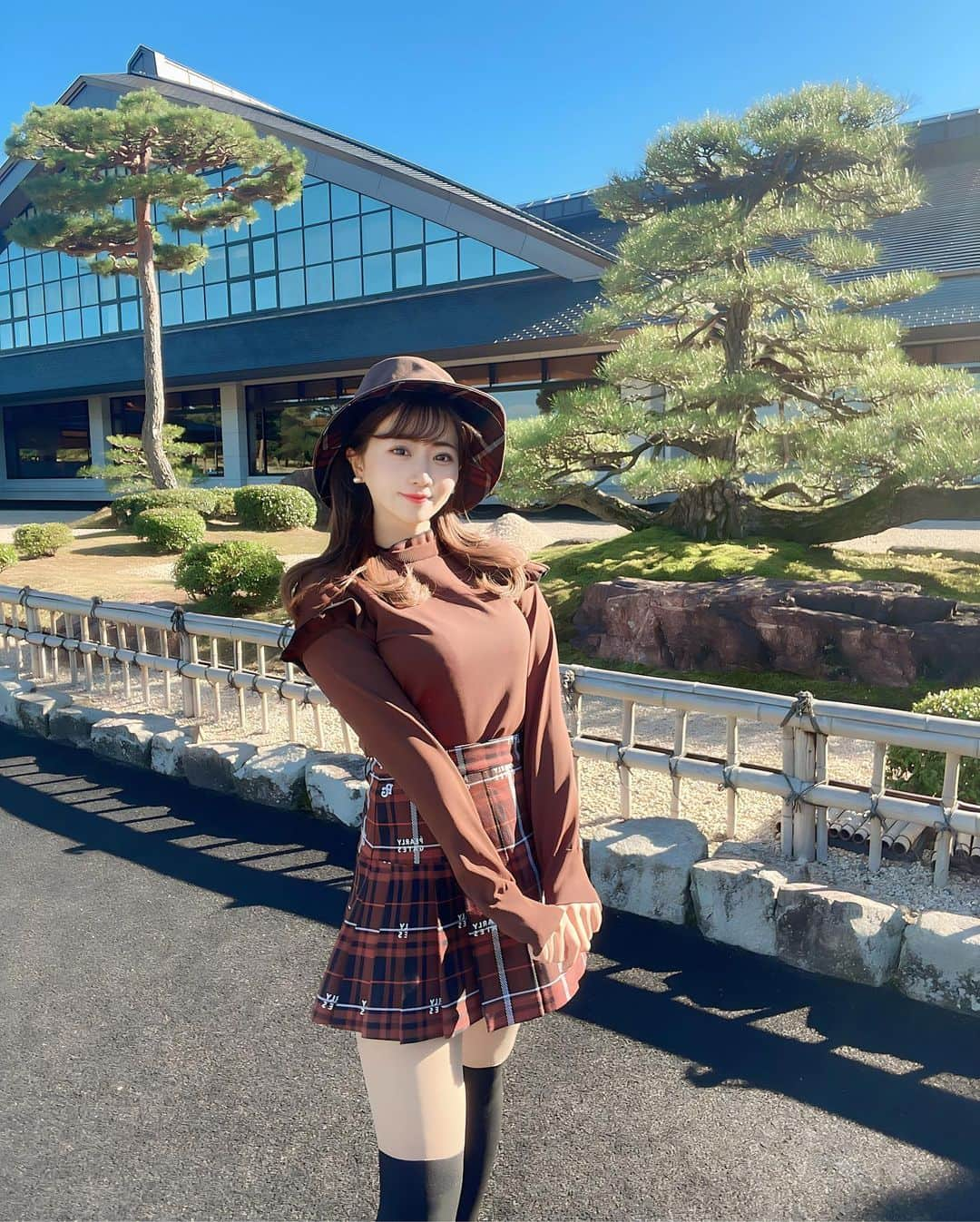 MIHOのインスタグラム：「この間の涼仙⛳️ 名物の1億円の松と恒例写真撮ってきたよぉー😘❤️  和な感じがおしゃれで 三重でお気に入りのゴルフ場⛳️  そして一目惚れした全身 @pearlygates_official ちゃん❤️ 今期のブラウンシリーズめちゃ かわいいーっ❤️帽子の内側のチェックと スカートがお揃いできゅん❤️  この日はボールも @pearlygates_official 🥰 でも最後の最後で池に行ってしまって 相棒0になっちゃた🤣  パーリーのゴルフブーツも👢 めちゃかわいくて気になってる🥰 おしゃれだよねぇ❤️」