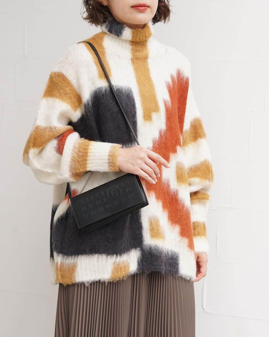 【ANN DE ARKさんのインスタグラム写真 - (【ANN DE ARKInstagram)「Mame Kurogouchi  Origami Dyed Suri Alpaca Wool Knitted Pullover ￥79,200（tax in）  編み上がったニットを折り紙を折るようにたたみ、染料を注ぎ1点1点染め上げたニットプルオーバー。 ふんわり丸みのあるスリーブ で、女性らしいシルエットを表現したしたアイテムです。  詳しくはオフィシャルサイト【ARKnets】にて。 ■商品や通信販売に関しまして ご不明な点がございましたらお気軽にお問い合わせください。 ———————————— オフィシャルサイトの在庫と店頭在庫は共有しております。 商品に関しましては、お気軽にコメントや店舗までお問い合わせください。 ⬇︎⬇︎⬇︎ @ann_de_ark  @arknets_official ⁡ #fashion #栃木 #宇都宮 #ショップ #セレクトショップ　#arknets #anndeark #mamekurogouchi #graphpaper #mm6 #mm6maisonmargiela #maisonmargiela  -———————————」11月2日 18時52分 - ann_de_ark