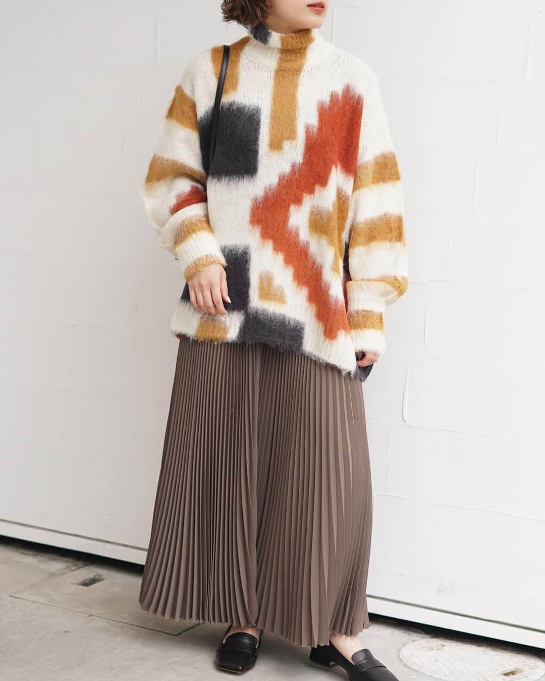 【ANN DE ARKのインスタグラム：「Mame Kurogouchi  Origami Dyed Suri Alpaca Wool Knitted Pullover ￥79,200（tax in）  編み上がったニットを折り紙を折るようにたたみ、染料を注ぎ1点1点染め上げたニットプルオーバー。 ふんわり丸みのあるスリーブ で、女性らしいシルエットを表現したしたアイテムです。  詳しくはオフィシャルサイト【ARKnets】にて。 ■商品や通信販売に関しまして ご不明な点がございましたらお気軽にお問い合わせください。 ———————————— オフィシャルサイトの在庫と店頭在庫は共有しております。 商品に関しましては、お気軽にコメントや店舗までお問い合わせください。 ⬇︎⬇︎⬇︎ @ann_de_ark  @arknets_official ⁡ #fashion #栃木 #宇都宮 #ショップ #セレクトショップ　#arknets #anndeark #mamekurogouchi #graphpaper #mm6 #mm6maisonmargiela #maisonmargiela  -———————————」
