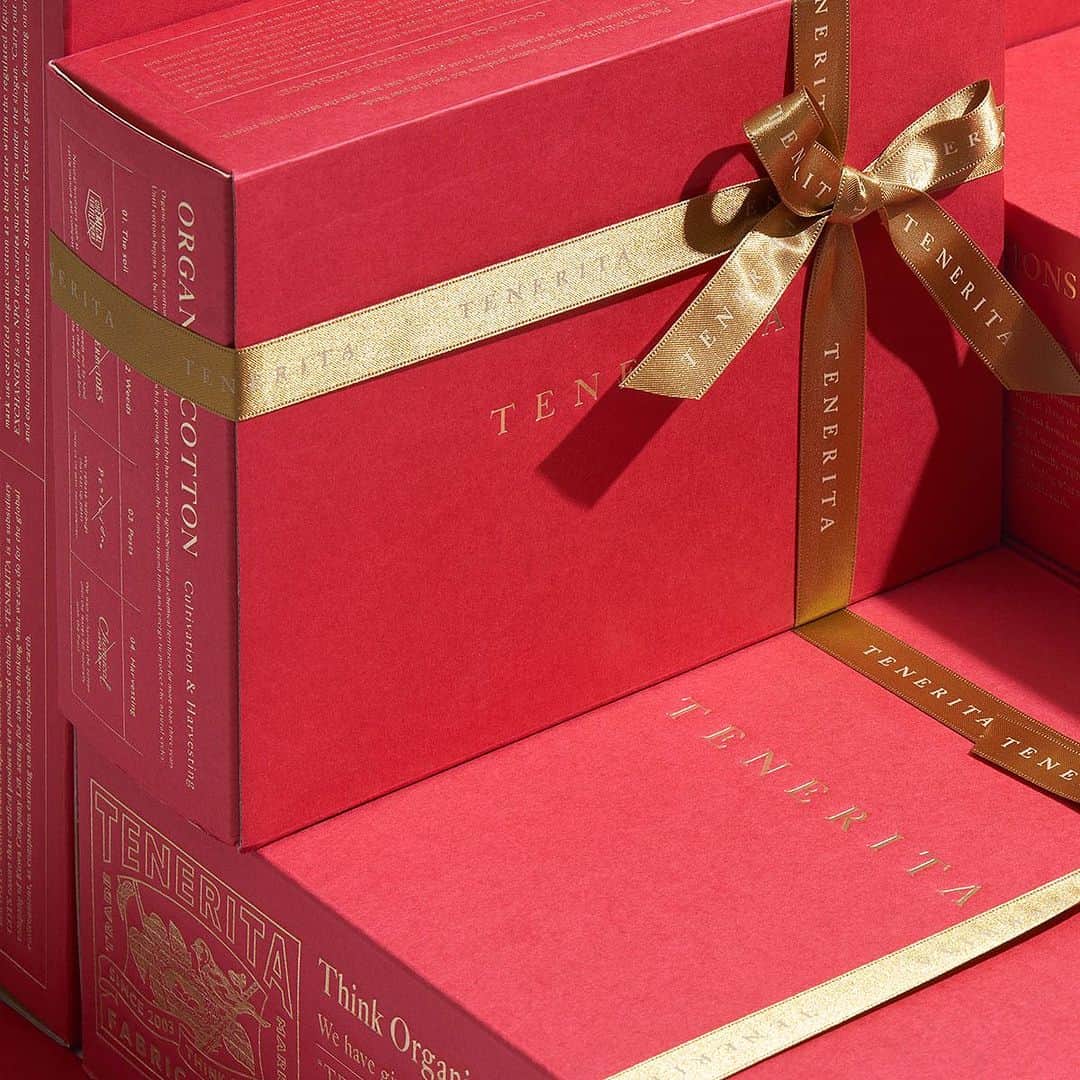 TENERITA公式アカウントさんのインスタグラム写真 - (TENERITA公式アカウントInstagram)「毎年人気のクリスマス限定ギフトボックス。上品な華やかさの赤色がクリスマスムードをぐっと高めてくれます。  直営店舗ではタオルやパジャマ、靴下など店内のお好きな商品を組み合わせてラッピングいたしますので、ぜひご相談ください。 オンラインストアでも、こちらのボックスにクリスマス限定アイテムを入れたギフトセットをご覧いただけます。  #テネリータ #オーガニックコットン #オーガニック#タオル #ギフト #クリスマス限定 #クリスマスギフト #クリスマスプレゼント #結婚祝い #引越し祝い #新築祝い #誕生日祝い #贈り物 #プレゼント #ギフト #日本製 #おうち時間 #ゆたかであること #上質であること #いつもであること  #tenerita #organiccotton #organic #gift #giftbox　#ecofriendly #sustainability #madeinjapan #christmaslimited」11月2日 18時52分 - tenerita_official